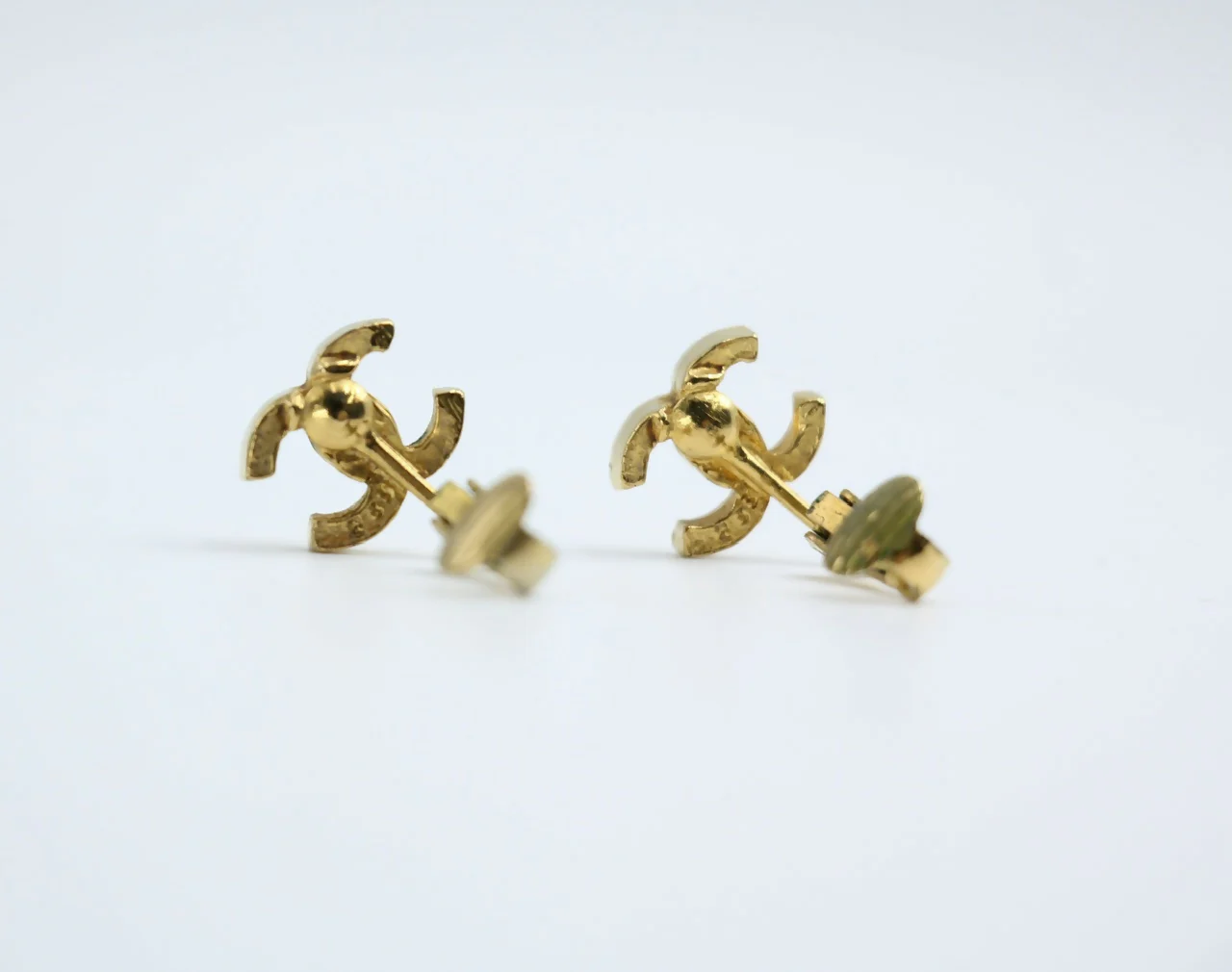 Chanel Vintage 1971-80 Gold-plated Curved Buckle CC Clip-on Earrings - Image 6