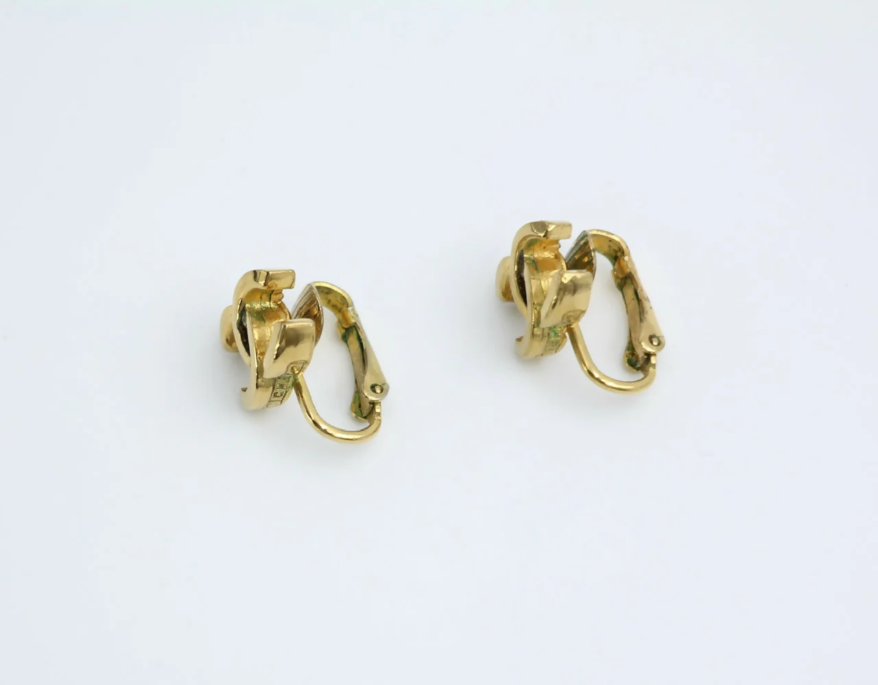 Chanel Vintage 1971-80 Gold-plated Curved Buckle CC Clip-on Earrings - Image 7