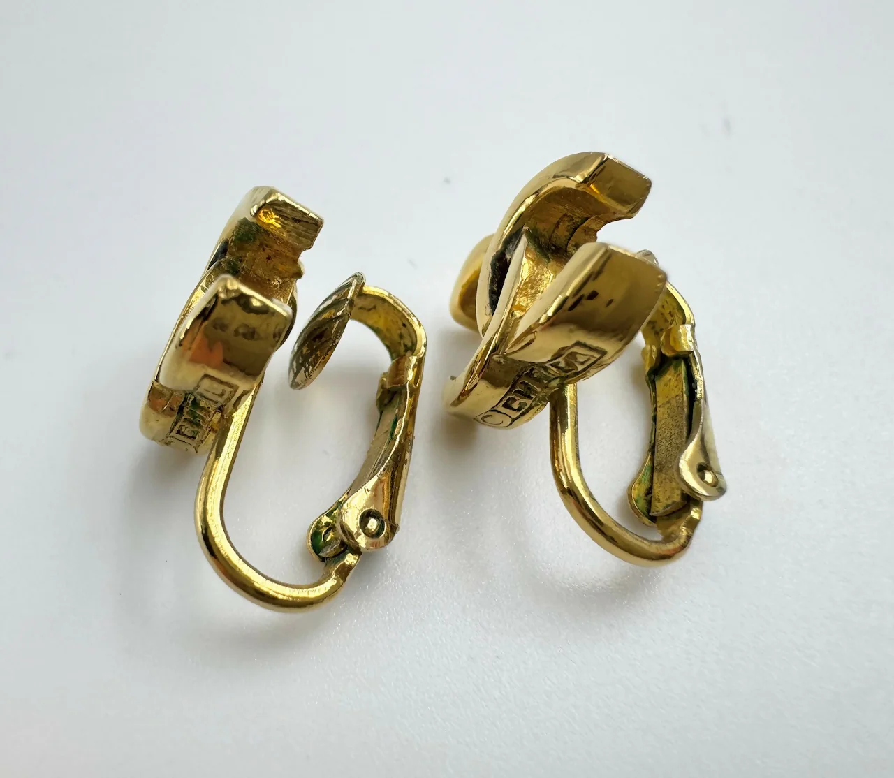 Chanel Vintage 1971-80 Gold-plated Curved Buckle CC Clip-on Earrings - Image 8