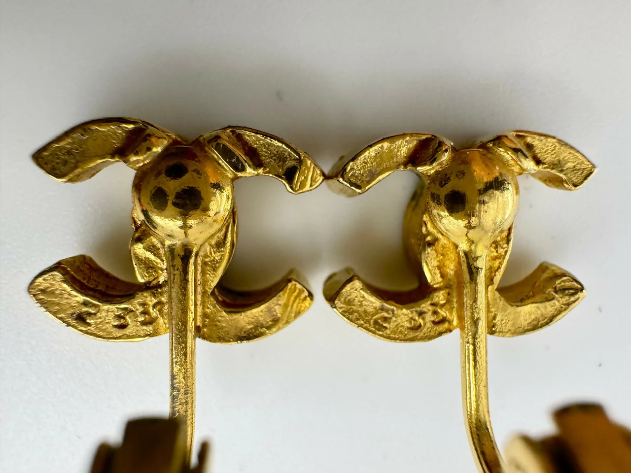 Chanel Vintage 1971-80 Gold-plated Curved Buckle CC Clip-on Earrings - Image 9