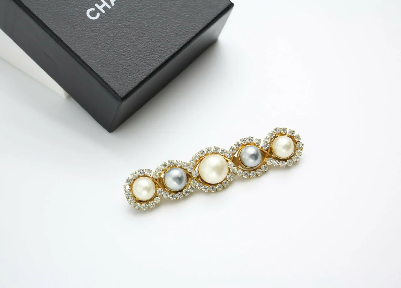 Chanel Vintage 1971-80 Rhinestone & Imitation Pearl Gray Hairpin - Image 2