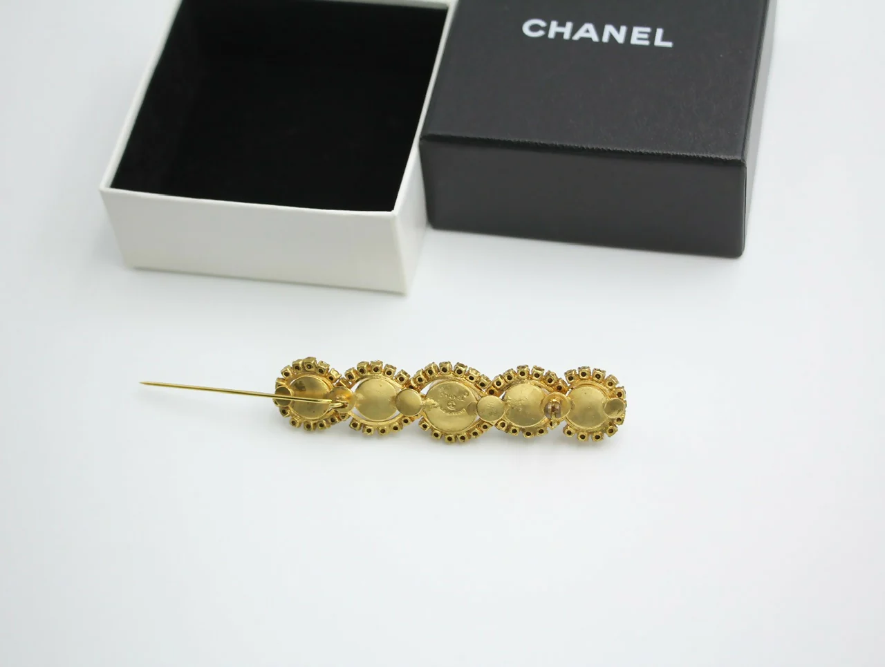 Chanel Vintage 1971-80 Rhinestone & Imitation Pearl Gray Hairpin - Image 4