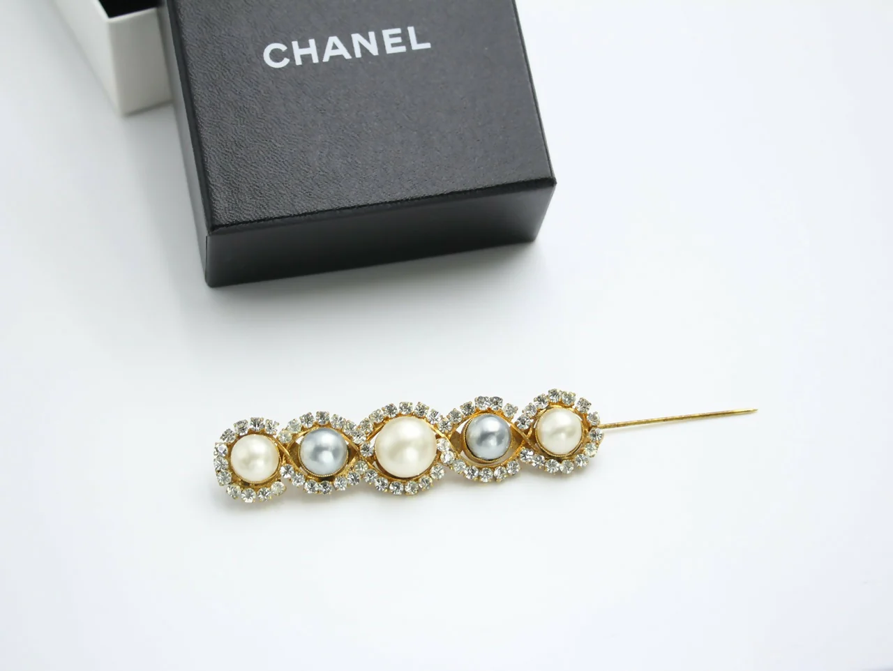 Chanel Vintage 1971-80 Rhinestone & Imitation Pearl Gray Hairpin - Image 5