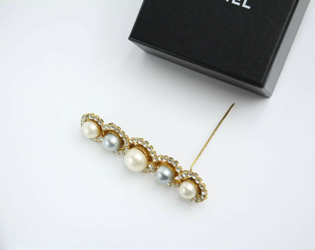 Chanel Vintage 1971-80 Rhinestone & Imitation Pearl Gray Hairpin - Image 6
