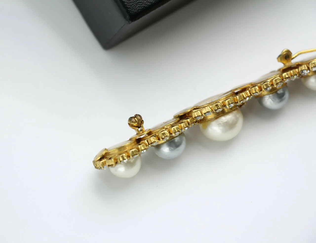 Chanel Vintage 1971-80 Rhinestone & Imitation Pearl Gray Hairpin - Image 7