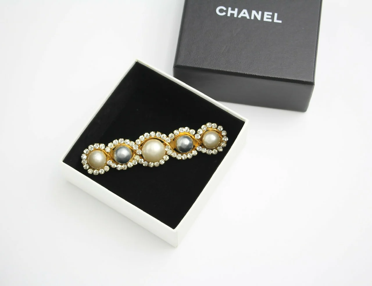 Chanel Vintage 1971-80 Rhinestone & Imitation Pearl Gray Hairpin - Image 8