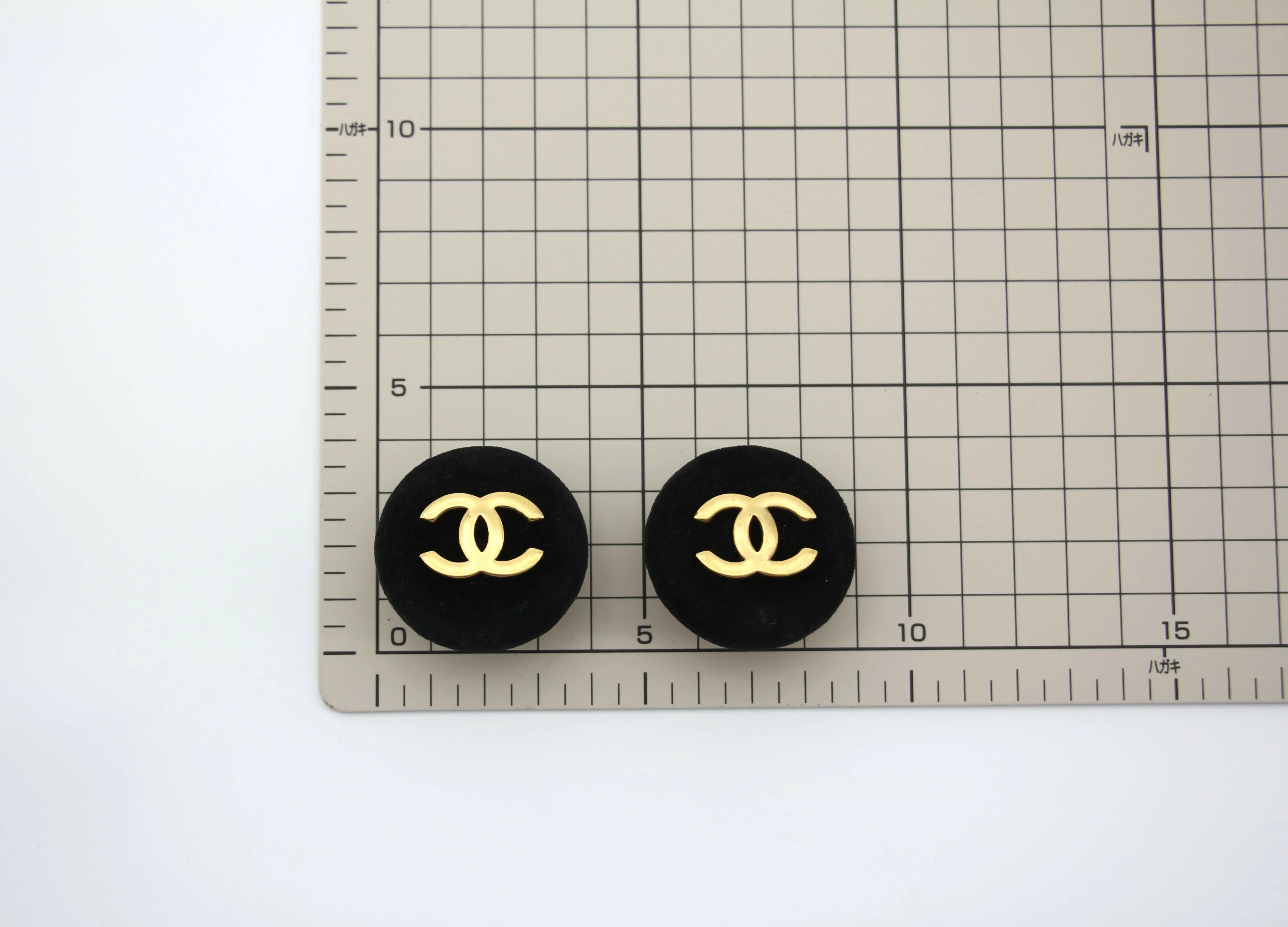 Chanel Vintage 1986-92 Black Velvet Round Clip-on Earrings - Image 10