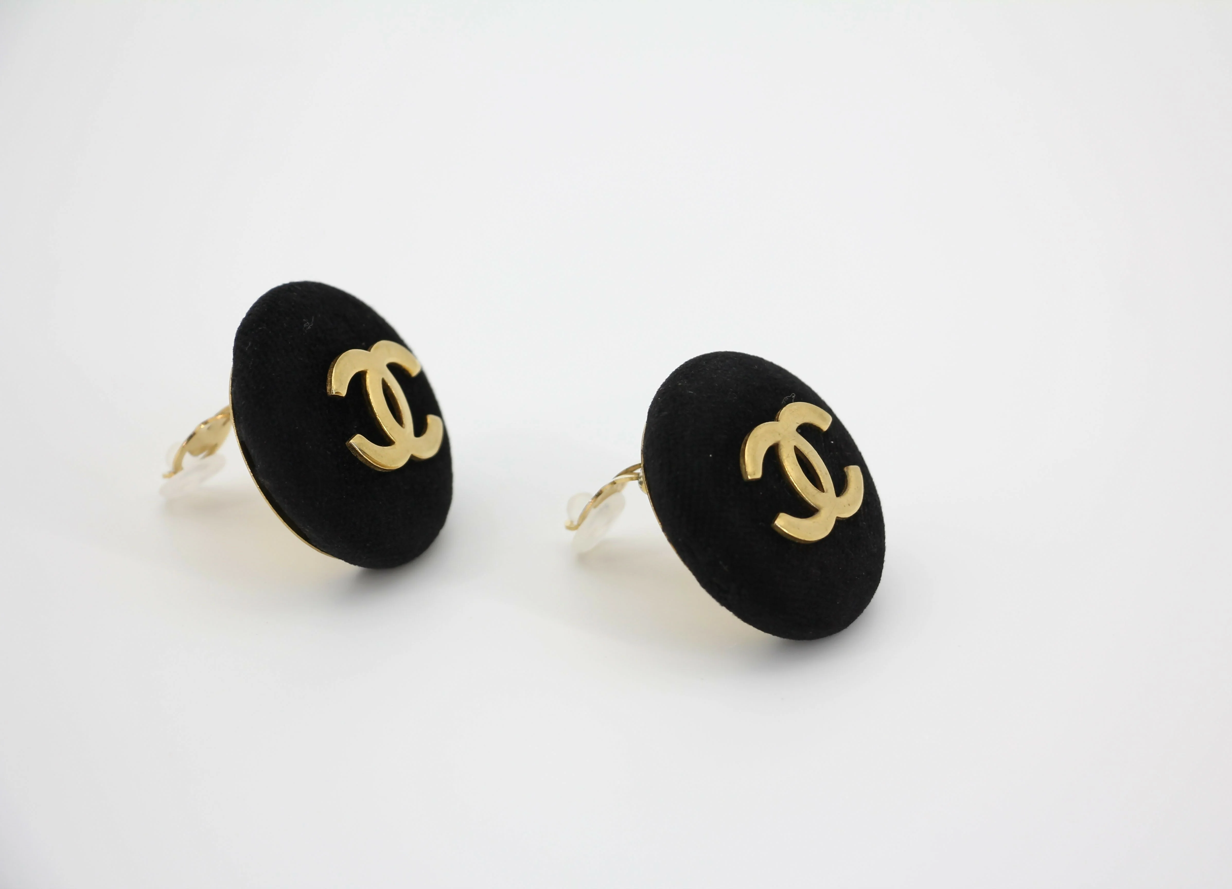 Chanel Vintage 1986-92 Black Velvet Round Clip-on Earrings - Image 2