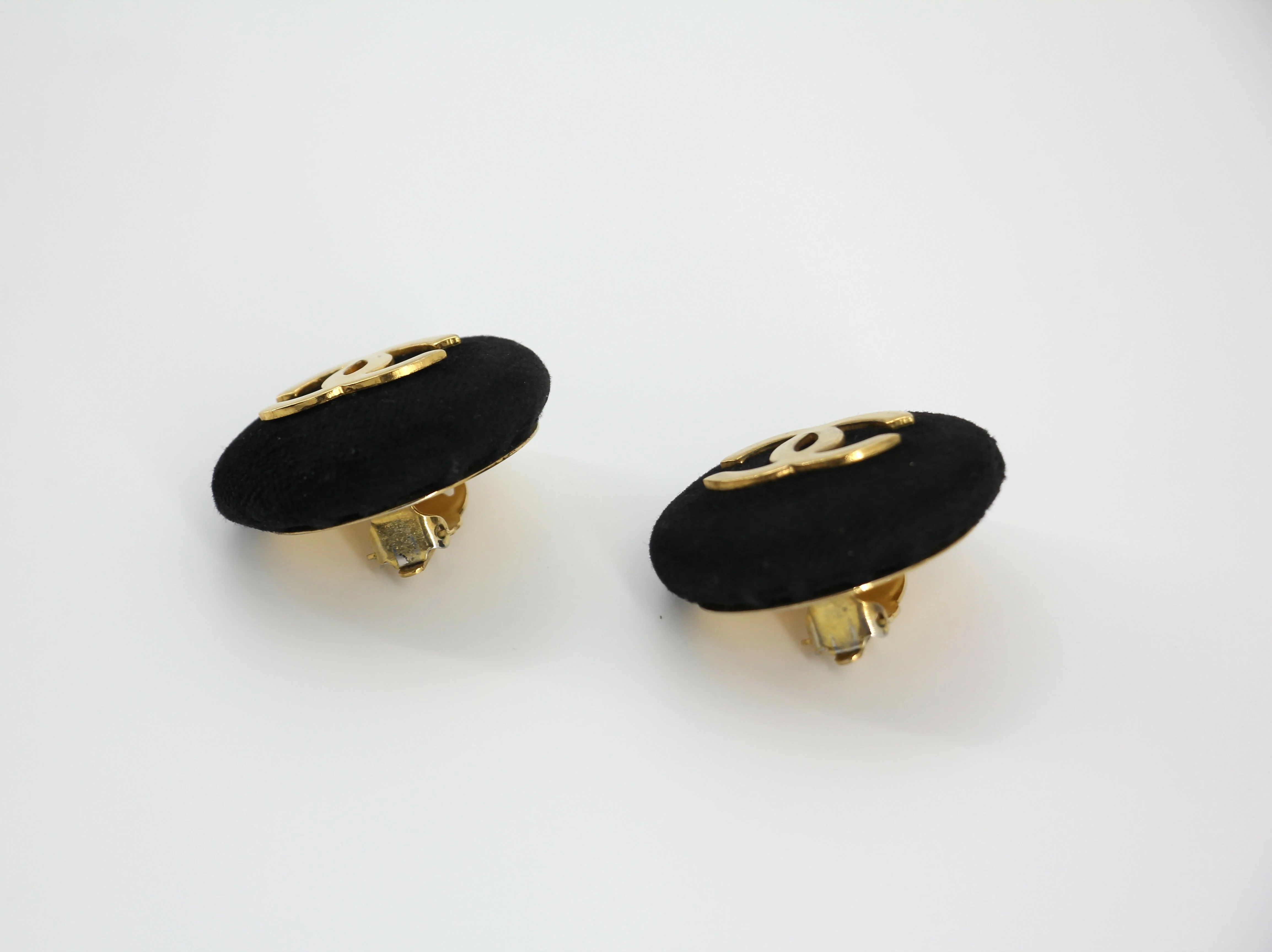 Chanel Vintage 1986-92 Black Velvet Round Clip-on Earrings - Image 3