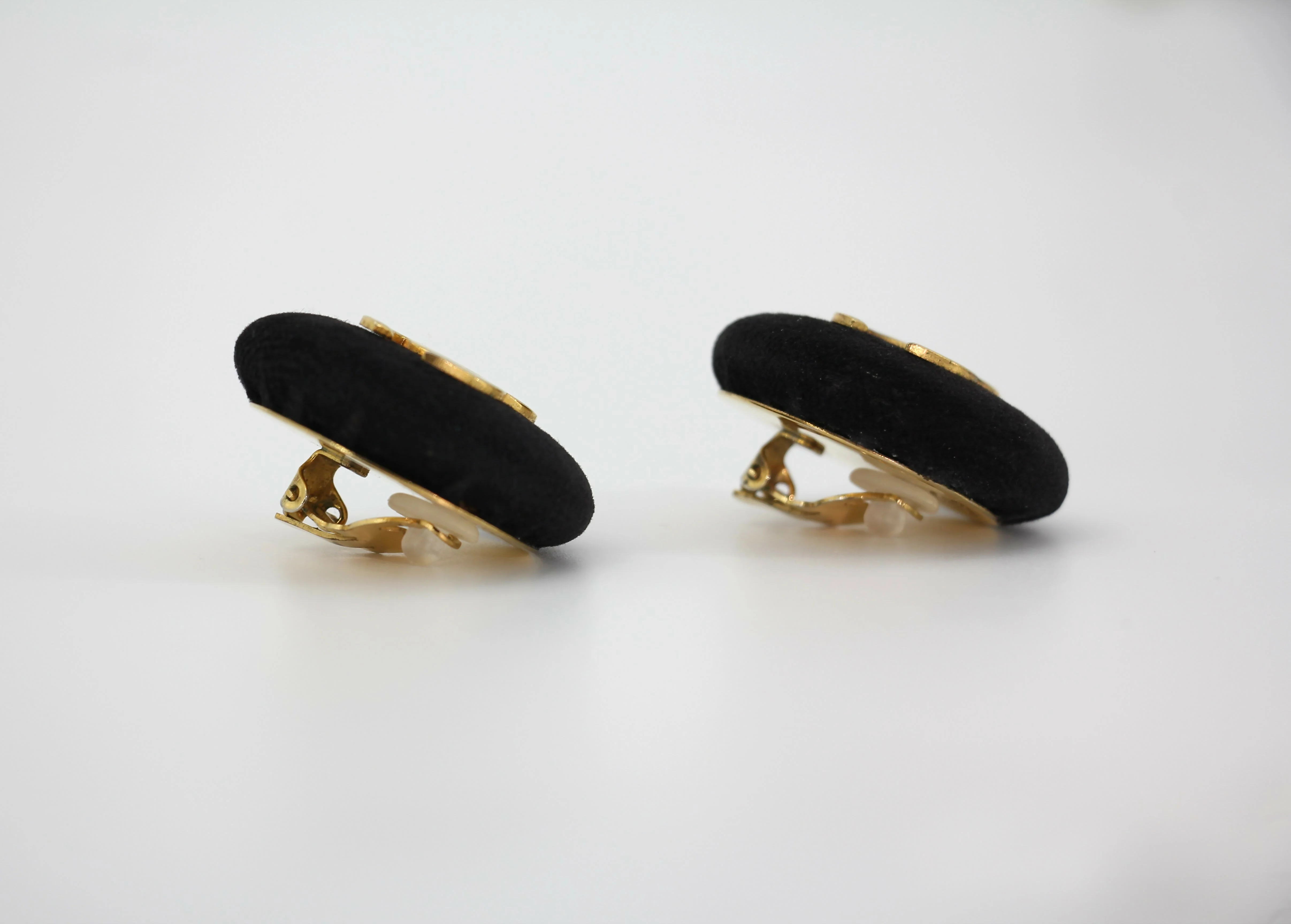 Chanel Vintage 1986-92 Black Velvet Round Clip-on Earrings - Image 4