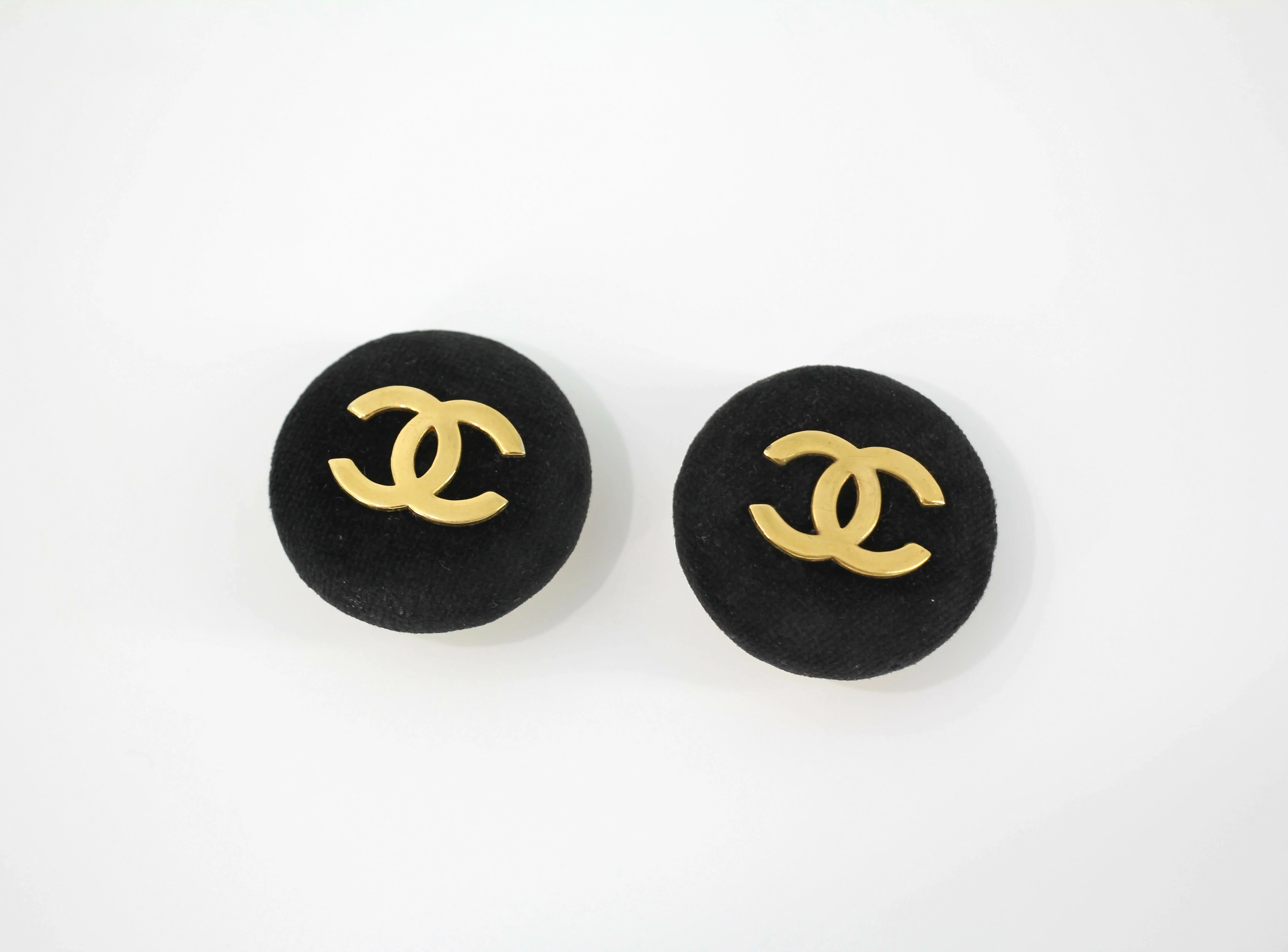 Chanel Vintage 1986-92 Black Velvet Round Clip-on Earrings - Image 5