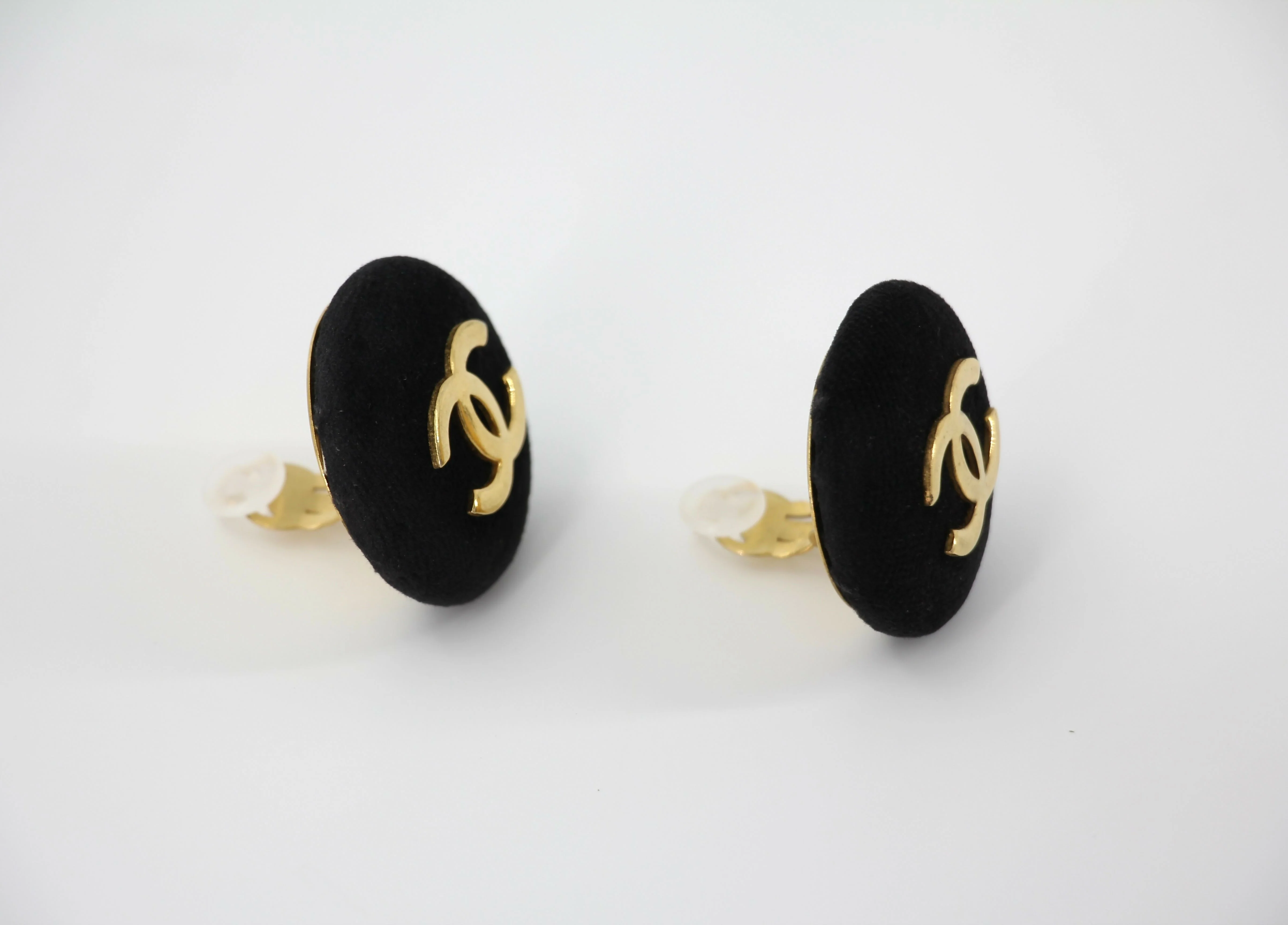 Chanel Vintage 1986-92 Black Velvet Round Clip-on Earrings - Image 6
