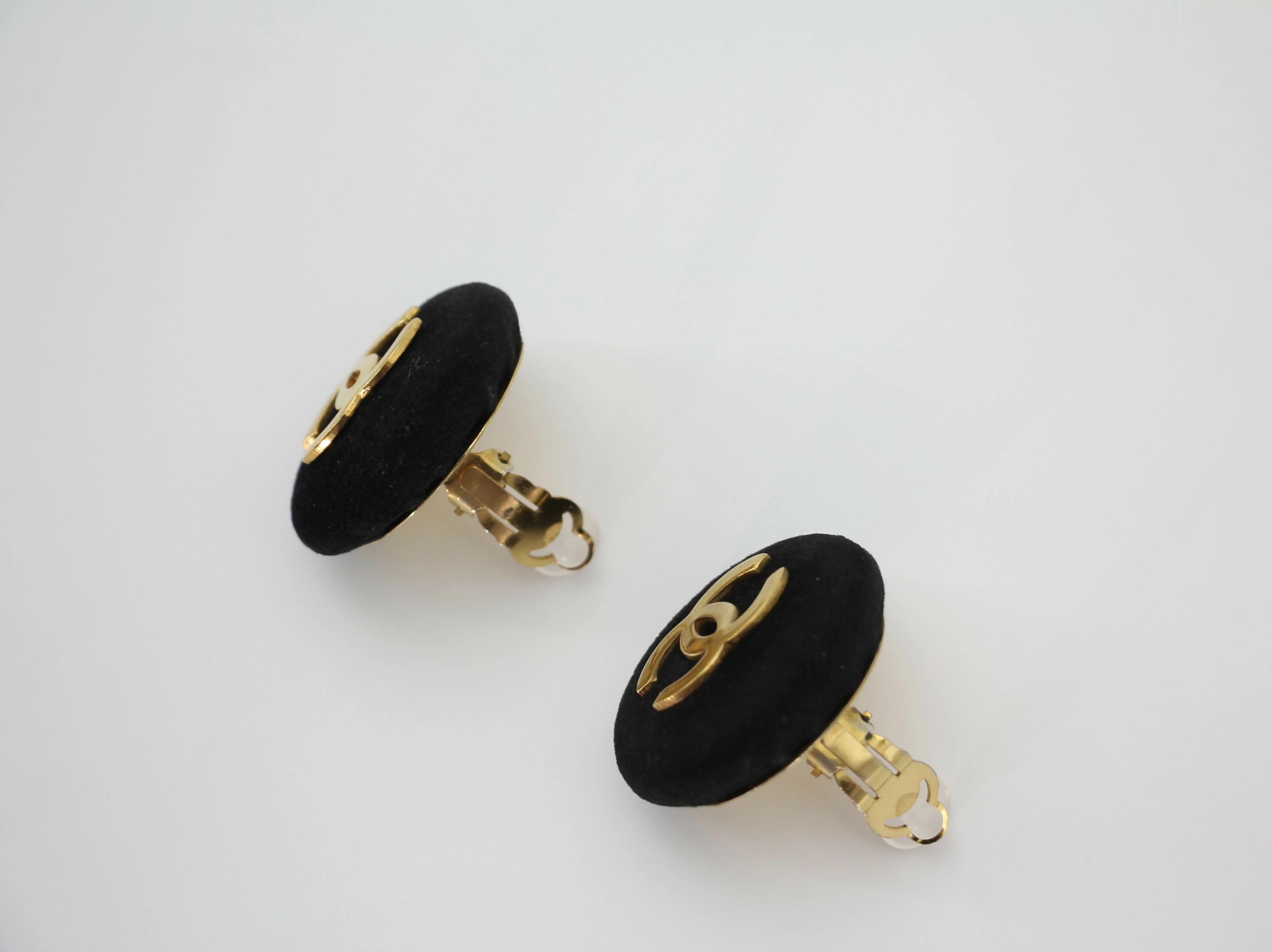 Chanel Vintage 1986-92 Black Velvet Round Clip-on Earrings - Image 7