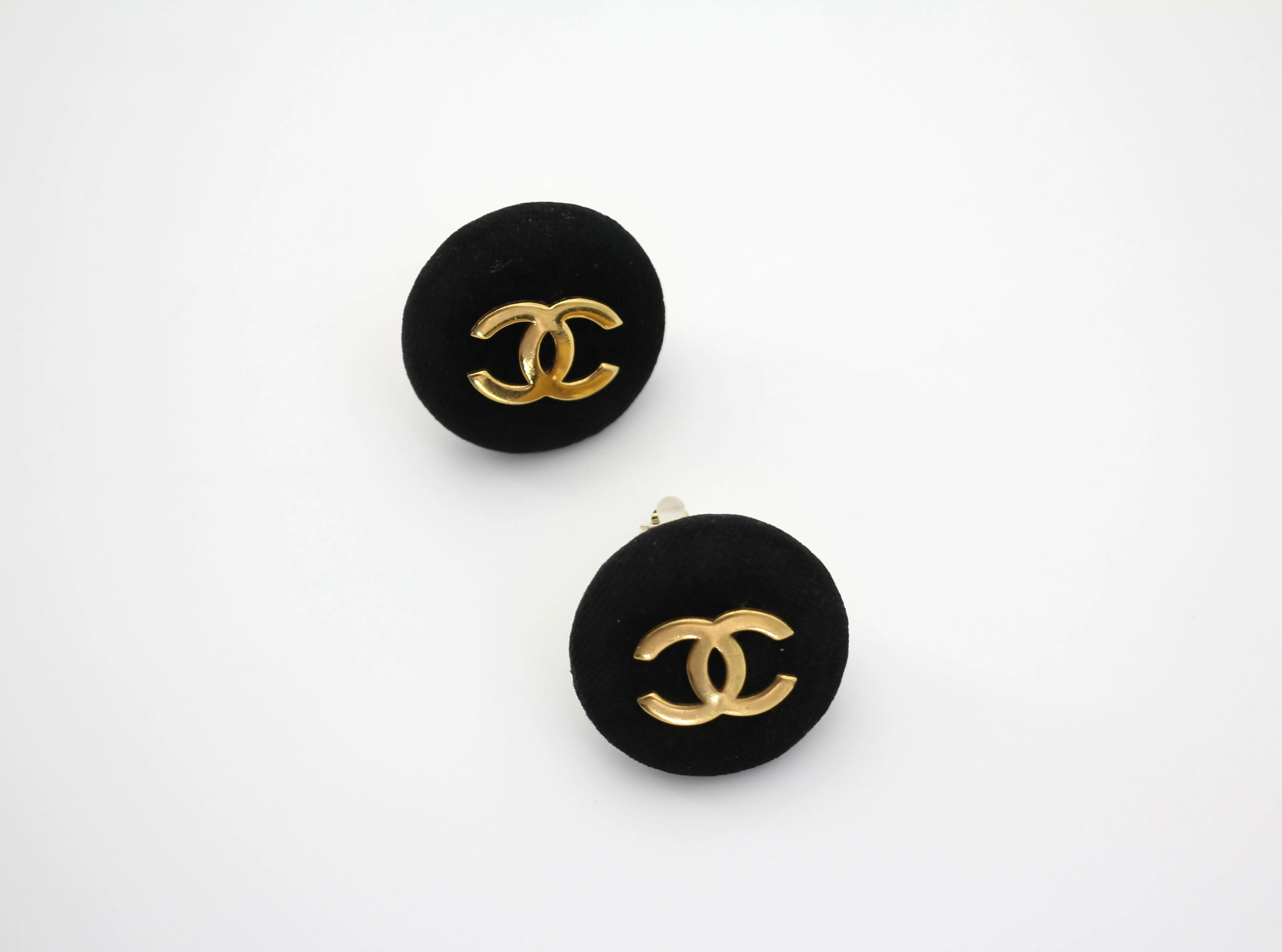 Chanel Vintage 1986-92 Black Velvet Round Clip-on Earrings - Image 8