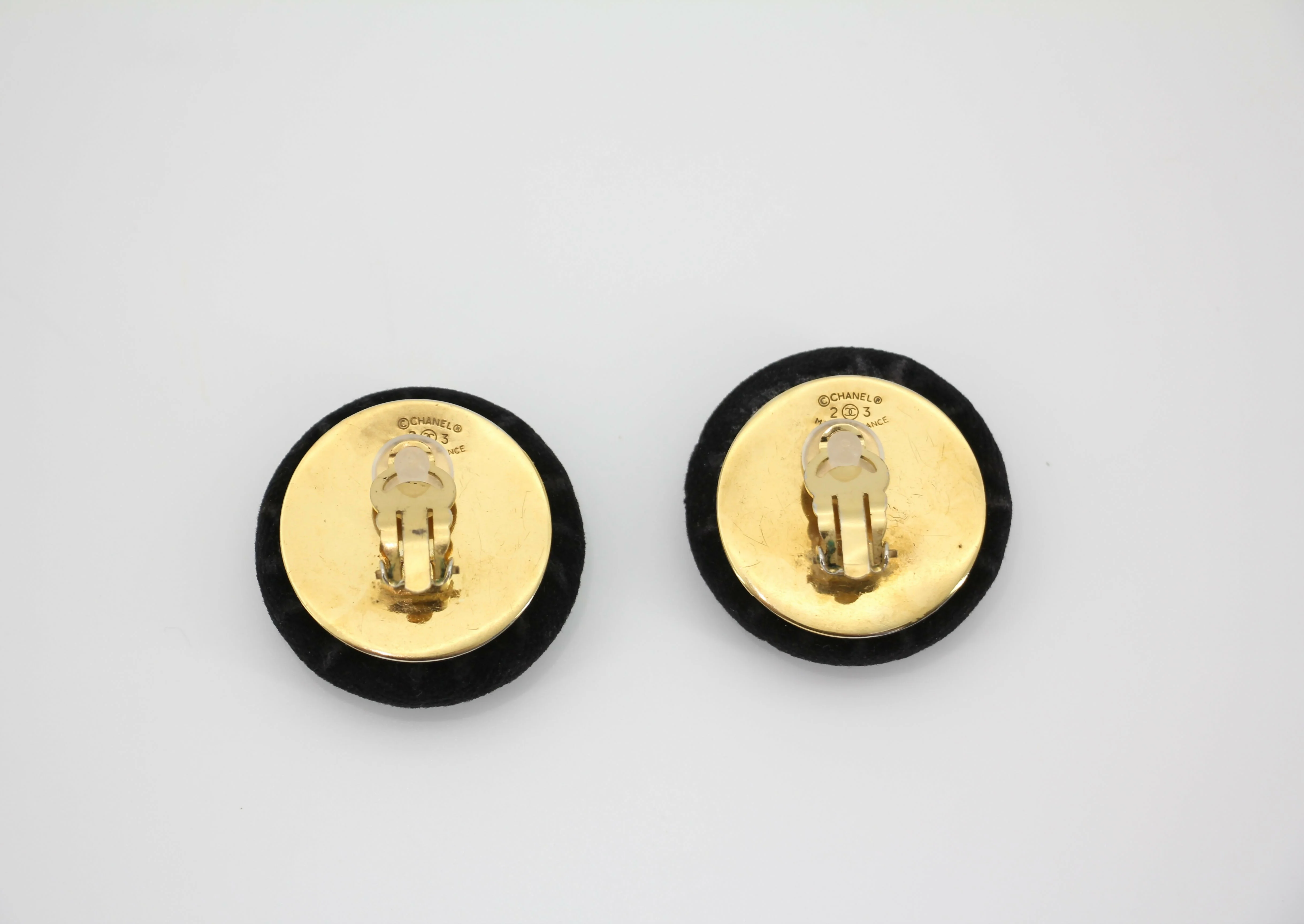 Chanel Vintage 1986-92 Black Velvet Round Clip-on Earrings - Image 9