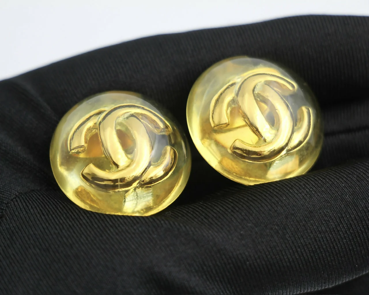 Chanel Vintage 1988 Gold-plated & Resin Round Clip-on earrings - Image 2