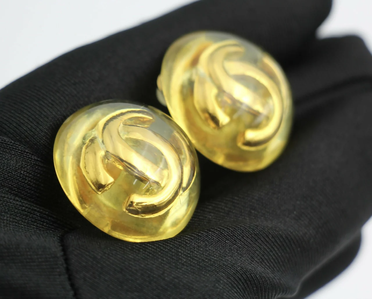 Chanel Vintage 1988 Gold-plated & Resin Round Clip-on earrings - Image 3