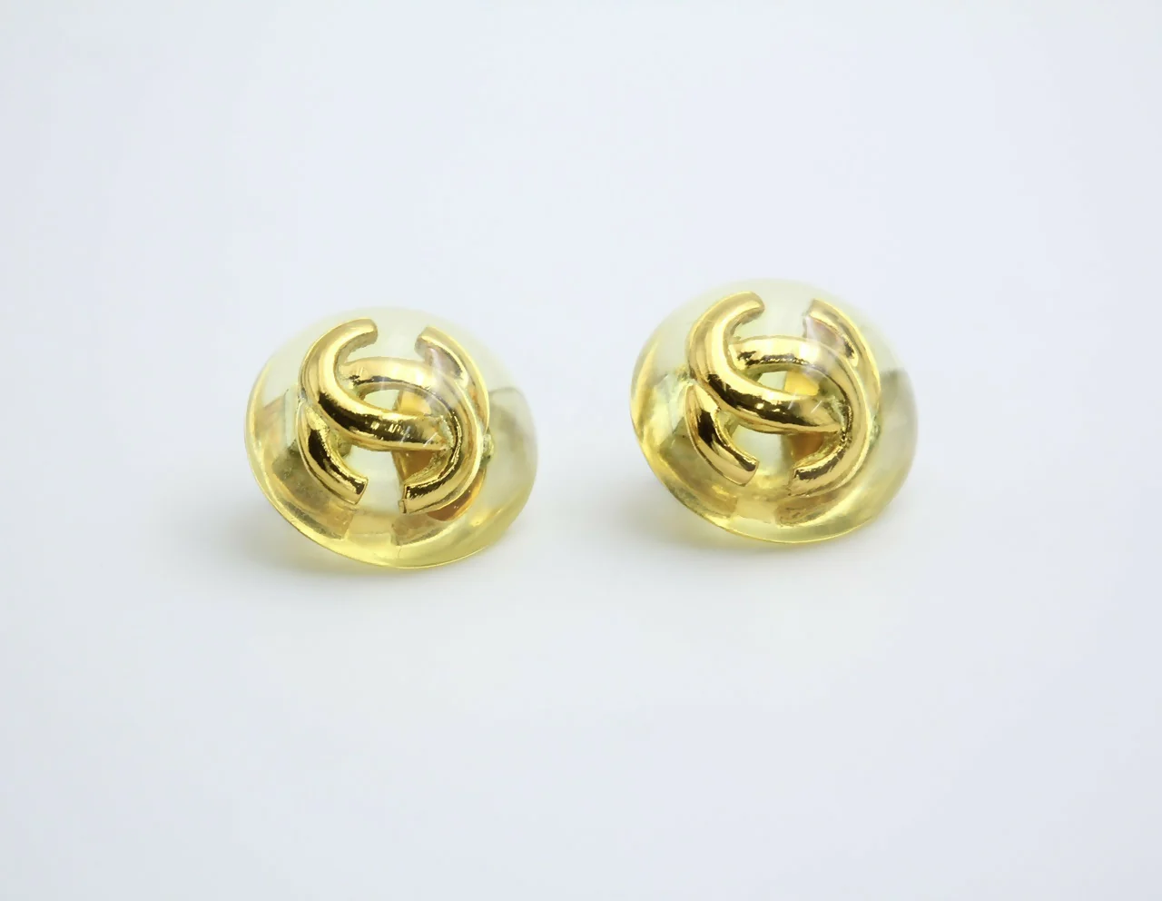 Chanel Vintage 1988 Gold-plated & Resin Round Clip-on earrings - Image 4
