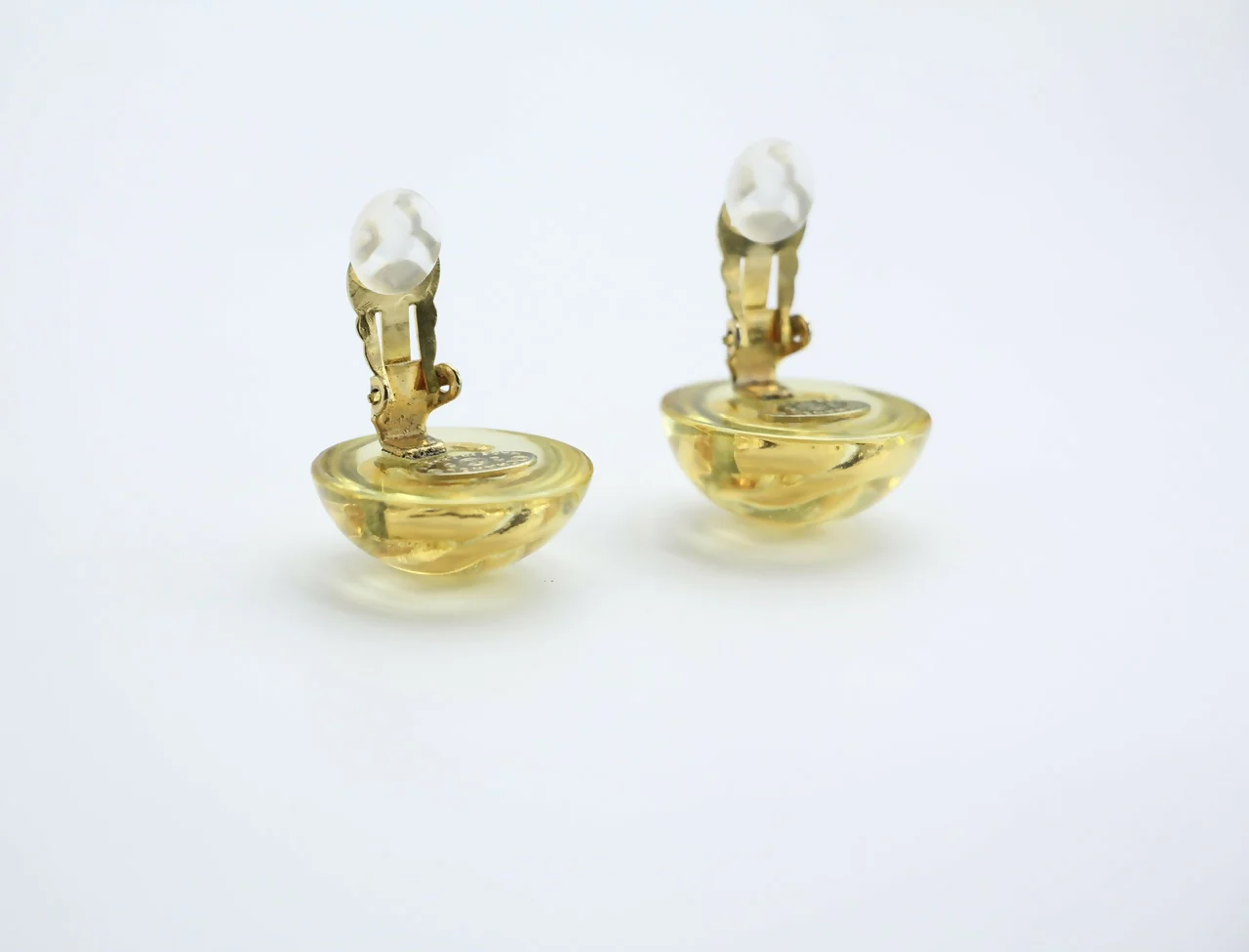 Chanel Vintage 1988 Gold-plated & Resin Round Clip-on earrings - Image 6