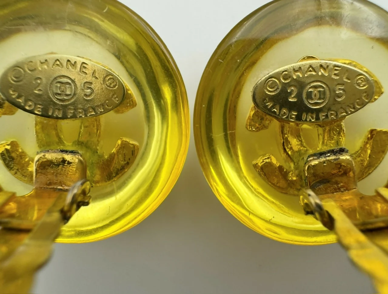 Chanel Vintage 1988 Gold-plated & Resin Round Clip-on earrings - Image 9