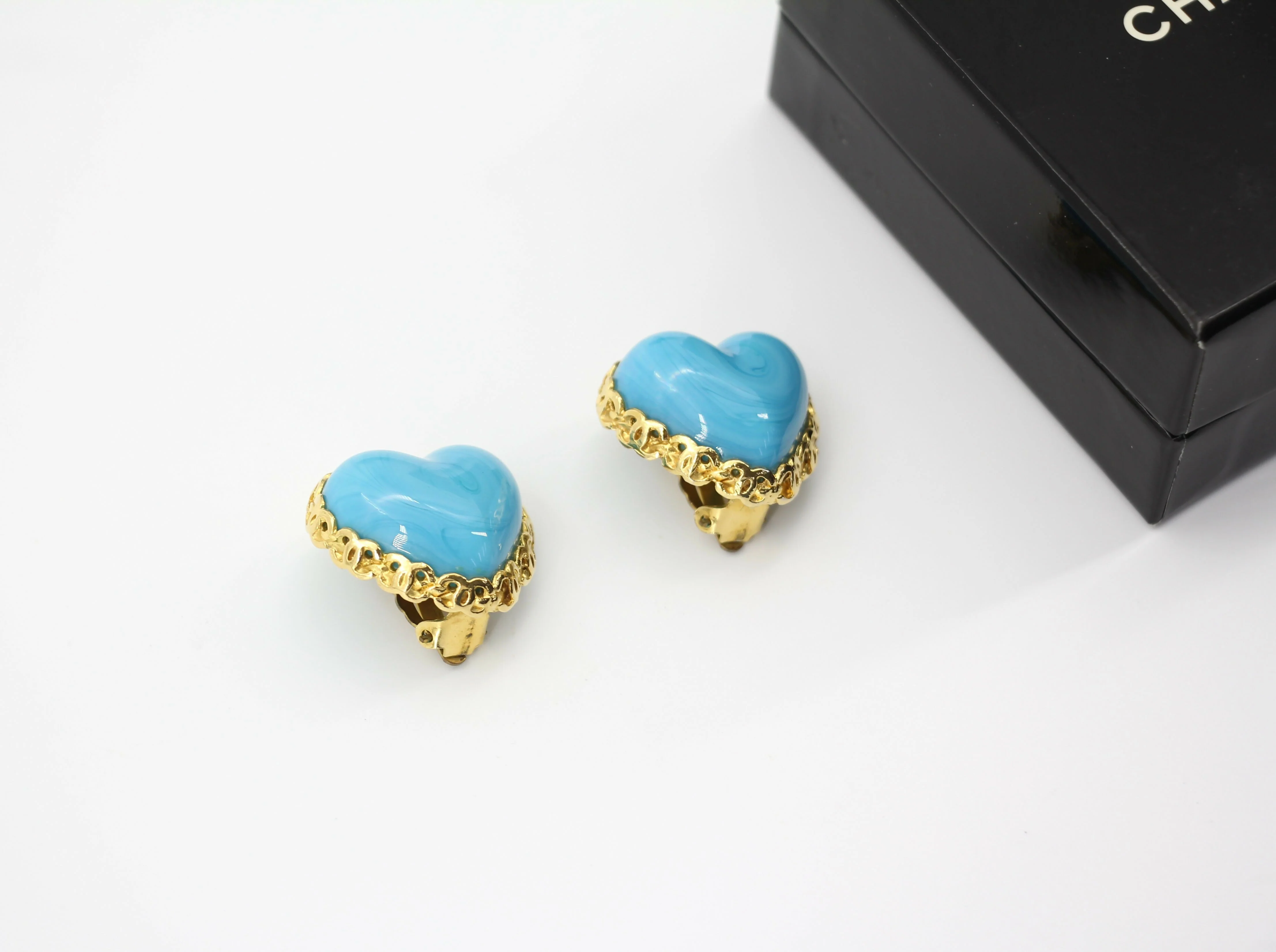 Chanel Vintage 1991 Gripoix Gold-plated Blue Clip-on Earrings - Image 2