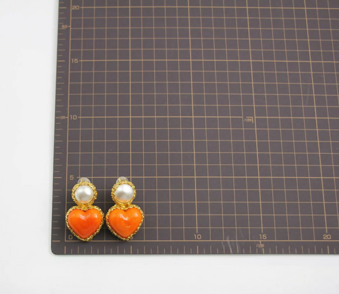Chanel Vintage 1991 Gripoix Orange Heart Imitation Pearl Clip-on Earrings - Image 10