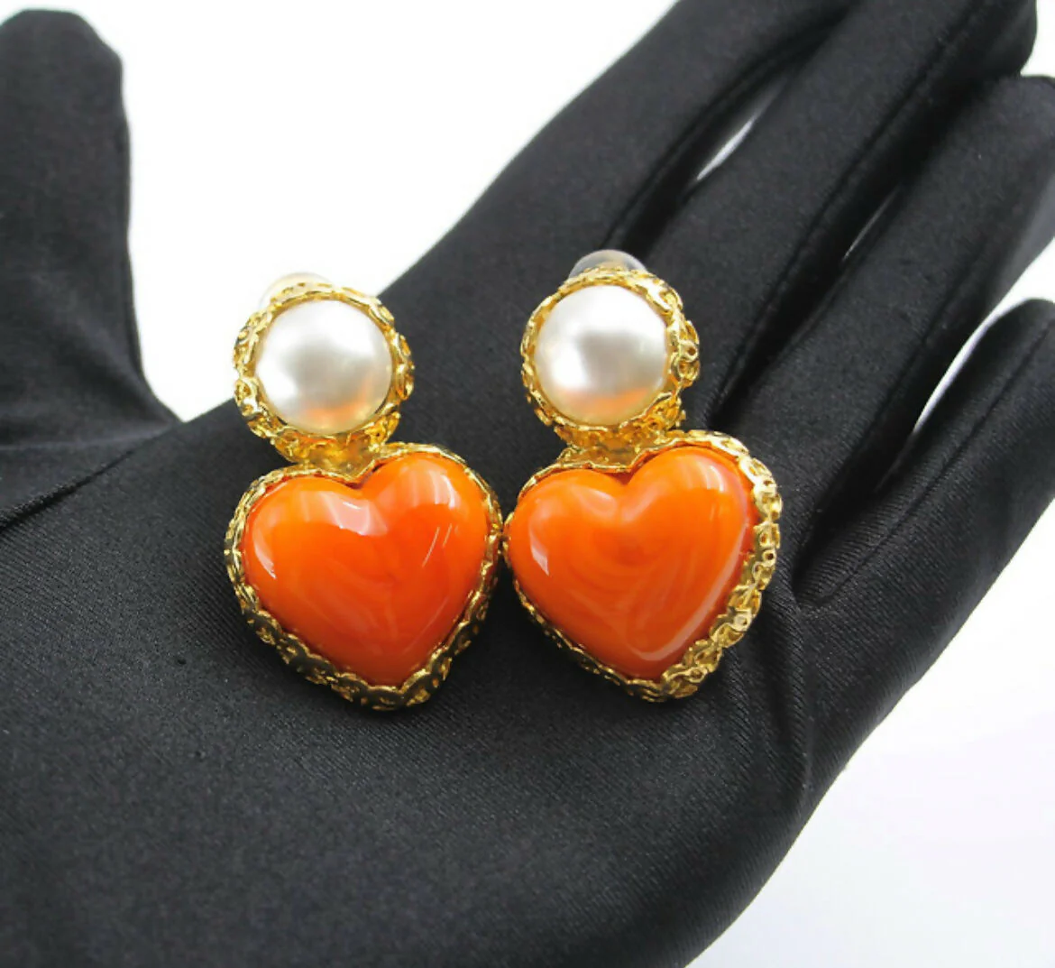 Chanel Vintage 1991 Gripoix Orange Heart Imitation Pearl Clip-on Earrings - Image 3