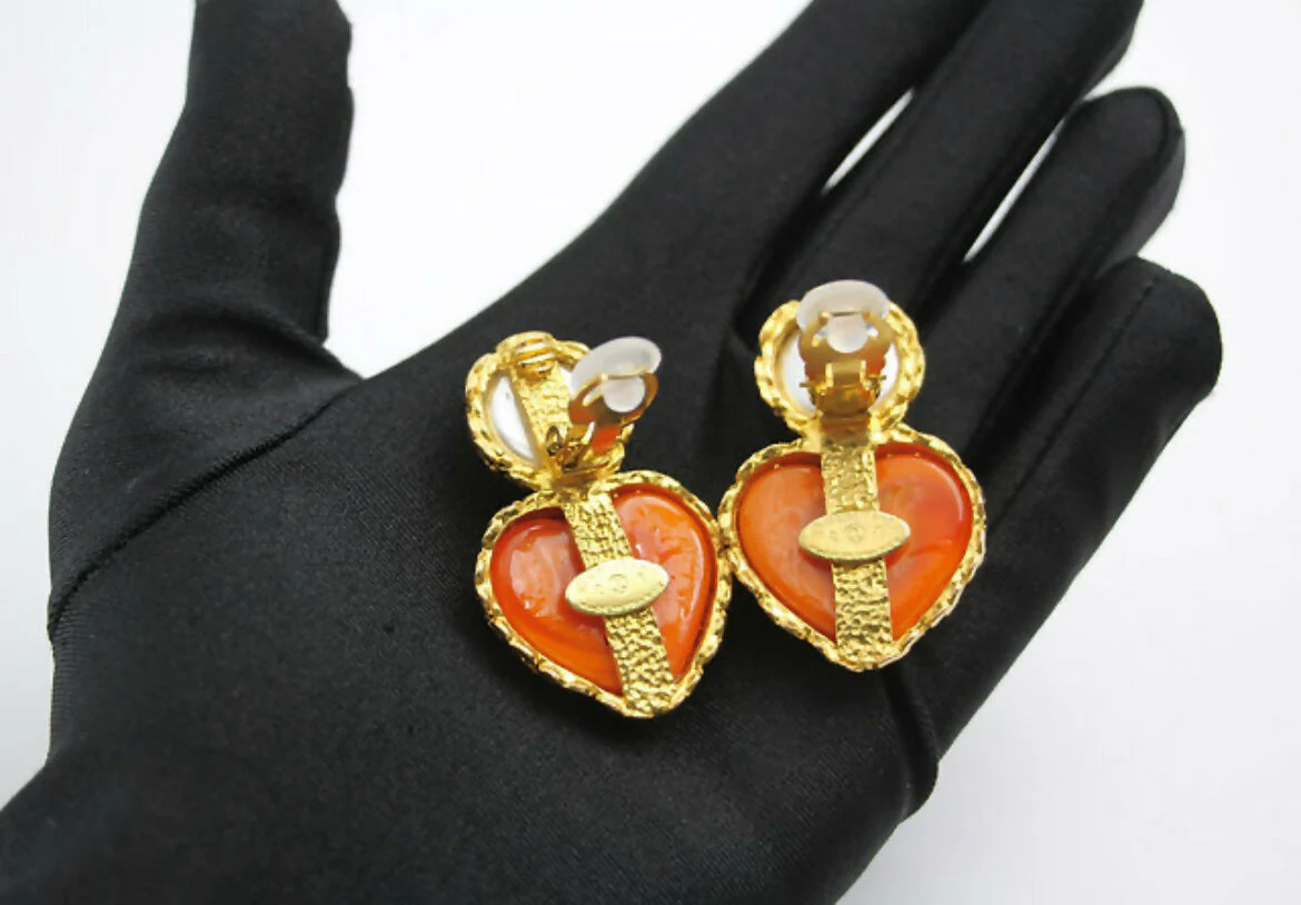 Chanel Vintage 1991 Gripoix Orange Heart Imitation Pearl Clip-on Earrings - Image 4