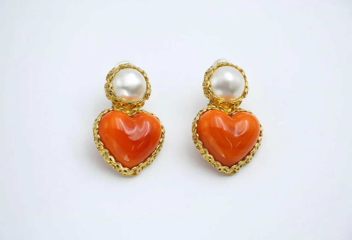 Chanel Vintage 1991 Gripoix Orange Heart Imitation Pearl Clip-on Earrings - Image 5