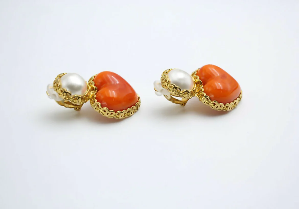 Chanel Vintage 1991 Gripoix Orange Heart Imitation Pearl Clip-on Earrings - Image 6