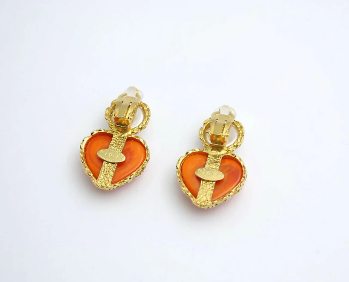Chanel Vintage 1991 Gripoix Orange Heart Imitation Pearl Clip-on Earrings - Image 7