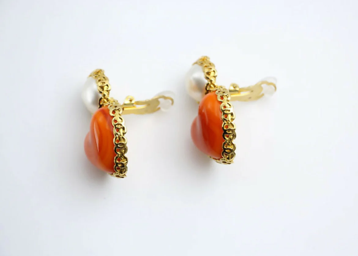 Chanel Vintage 1991 Gripoix Orange Heart Imitation Pearl Clip-on Earrings - Image 8
