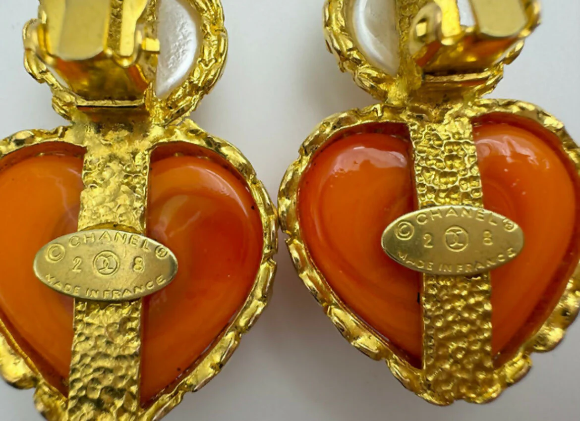 Chanel Vintage 1991 Gripoix Orange Heart Imitation Pearl Clip-on Earrings - Image 9