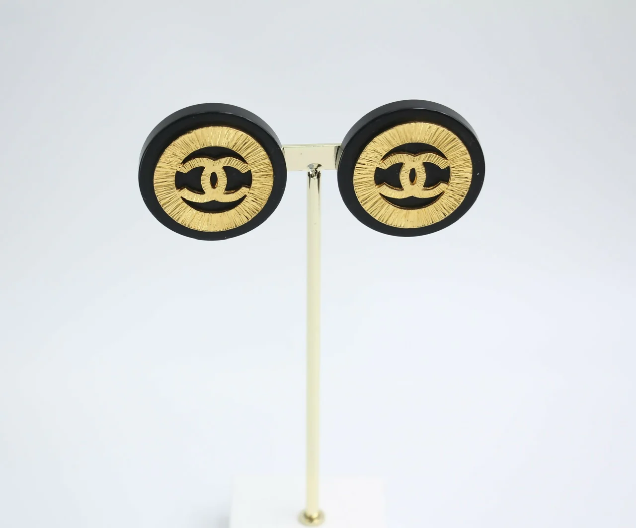 Chanel Vintage 1992 Gold-plated Black Gold Brushed Clip-on Earrings - Image 2