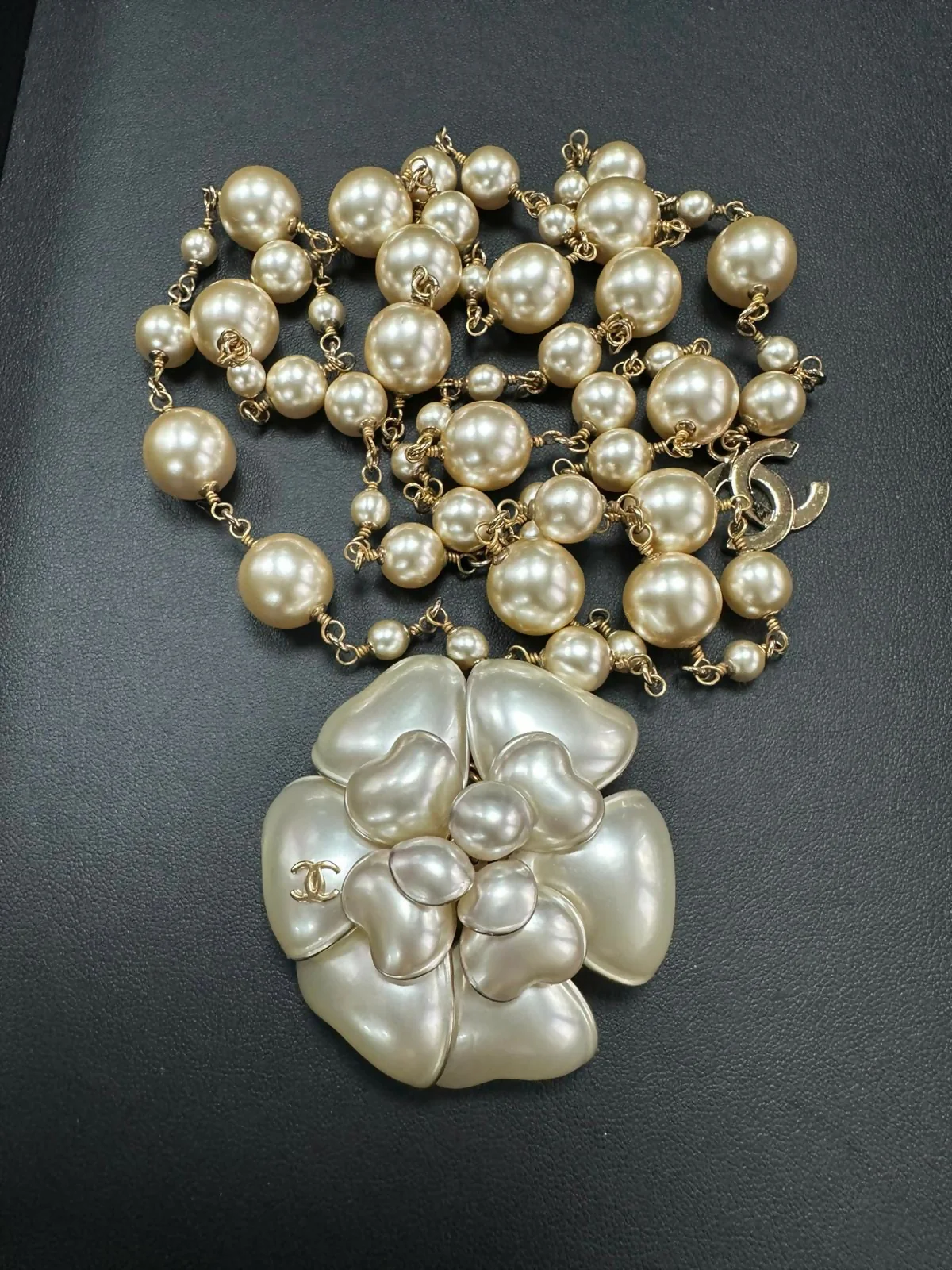 Chanel Vintage 2002 Imitation Pearl White Camellia Belt Waist Chain - Image 2