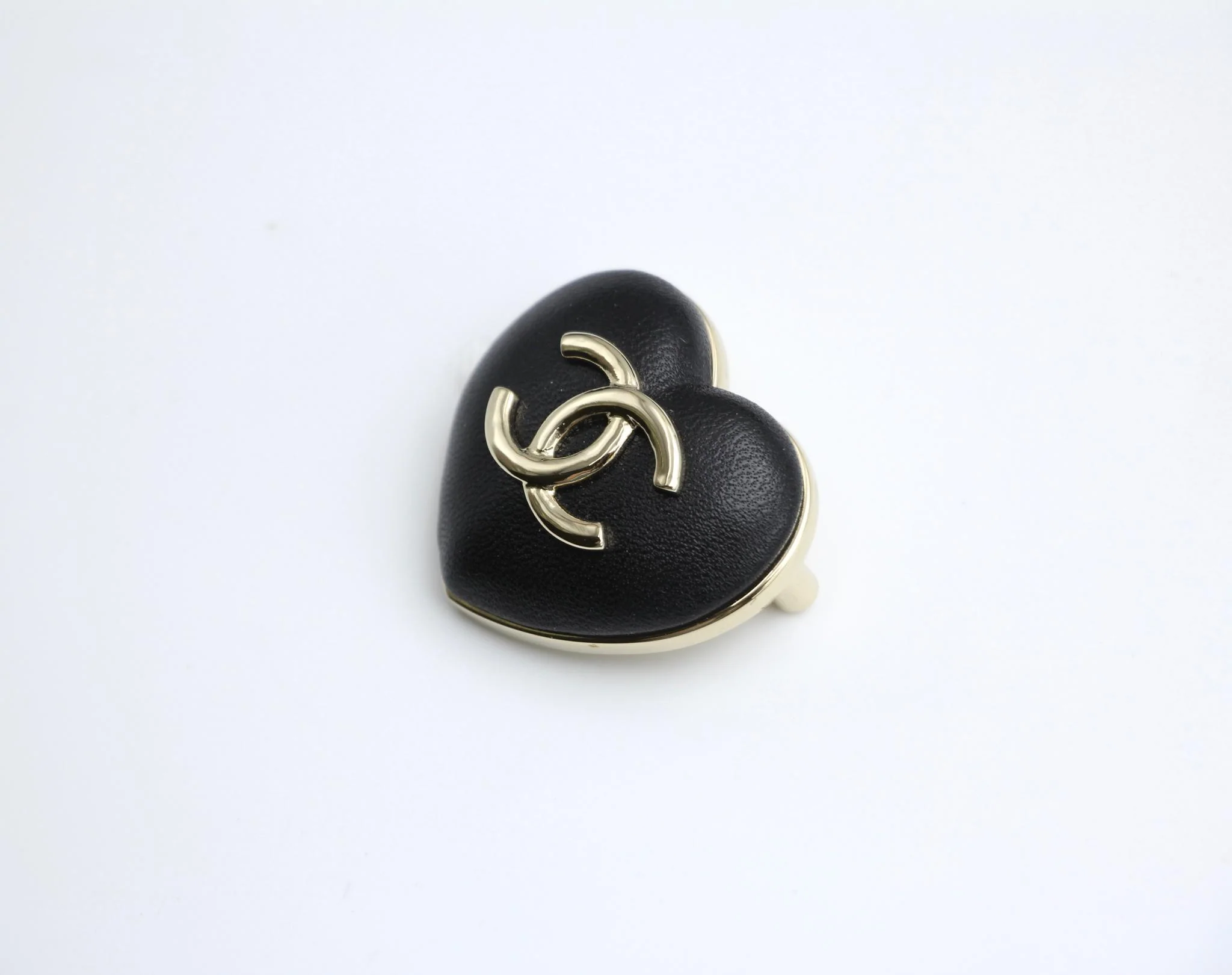 Chanel Vintage 22K Light Gold Metal And Black Leather Heart Brooch - Image 4