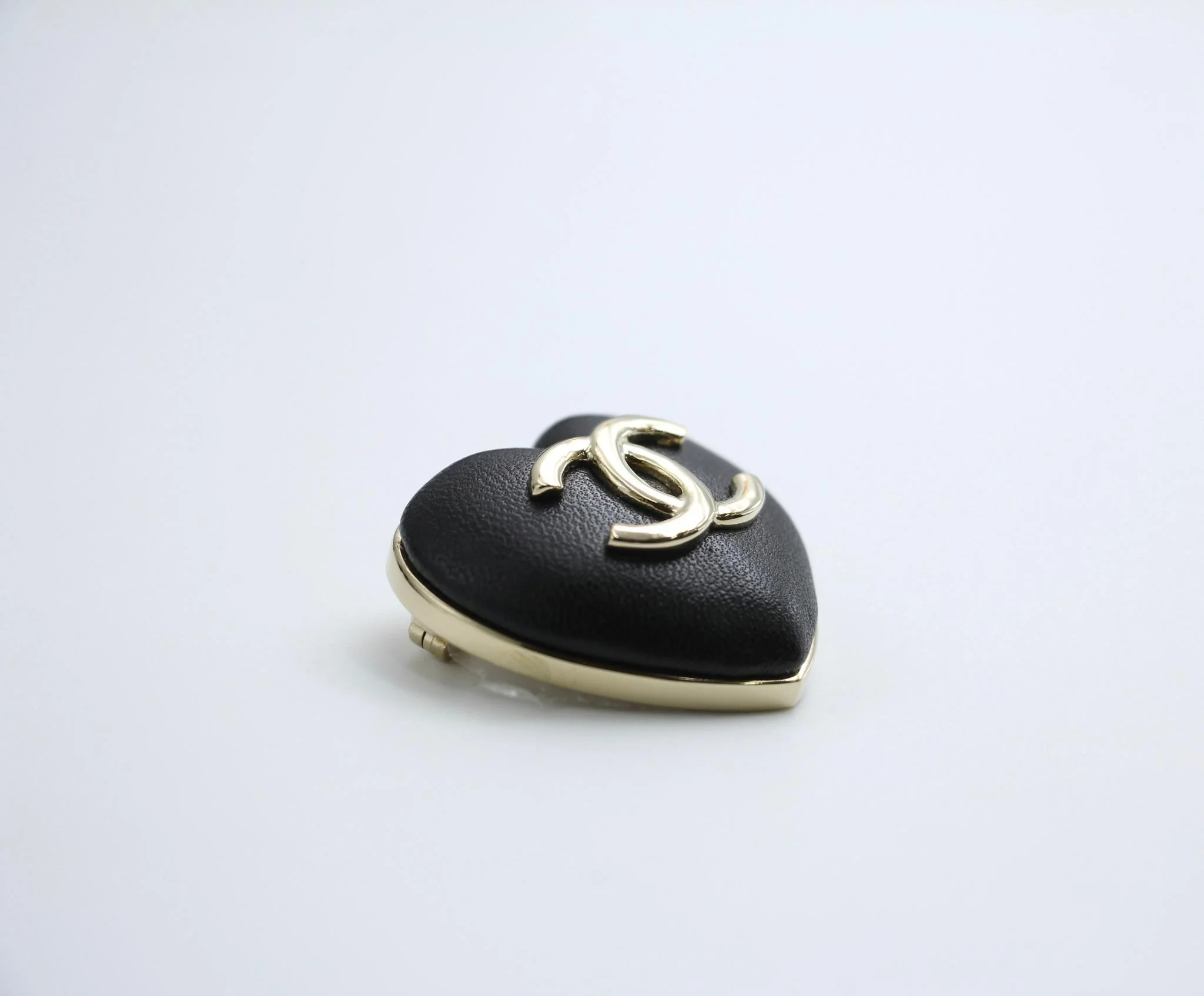 Chanel Vintage 22K Light Gold Metal And Black Leather Heart Brooch - Image 5