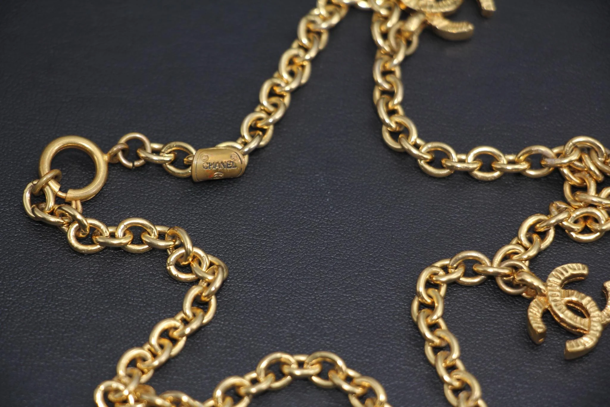 Chanel Vintage 71 80 Gold Plated Five Cc Necklace - Image 7