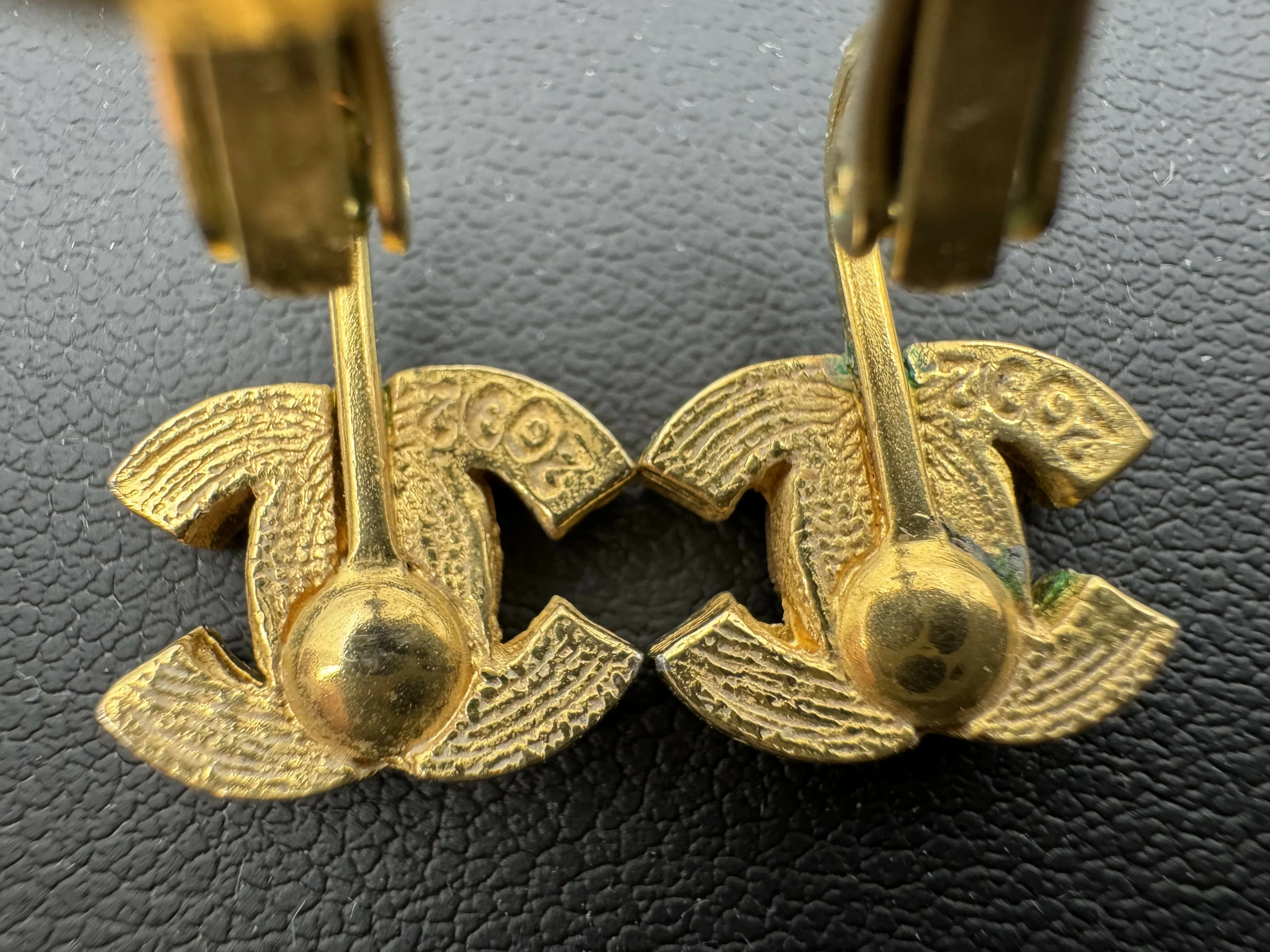 Chanel Vintage 71-80 Rhinestone & Gold-Plated Large CC Clip-on Earrings - Image 8