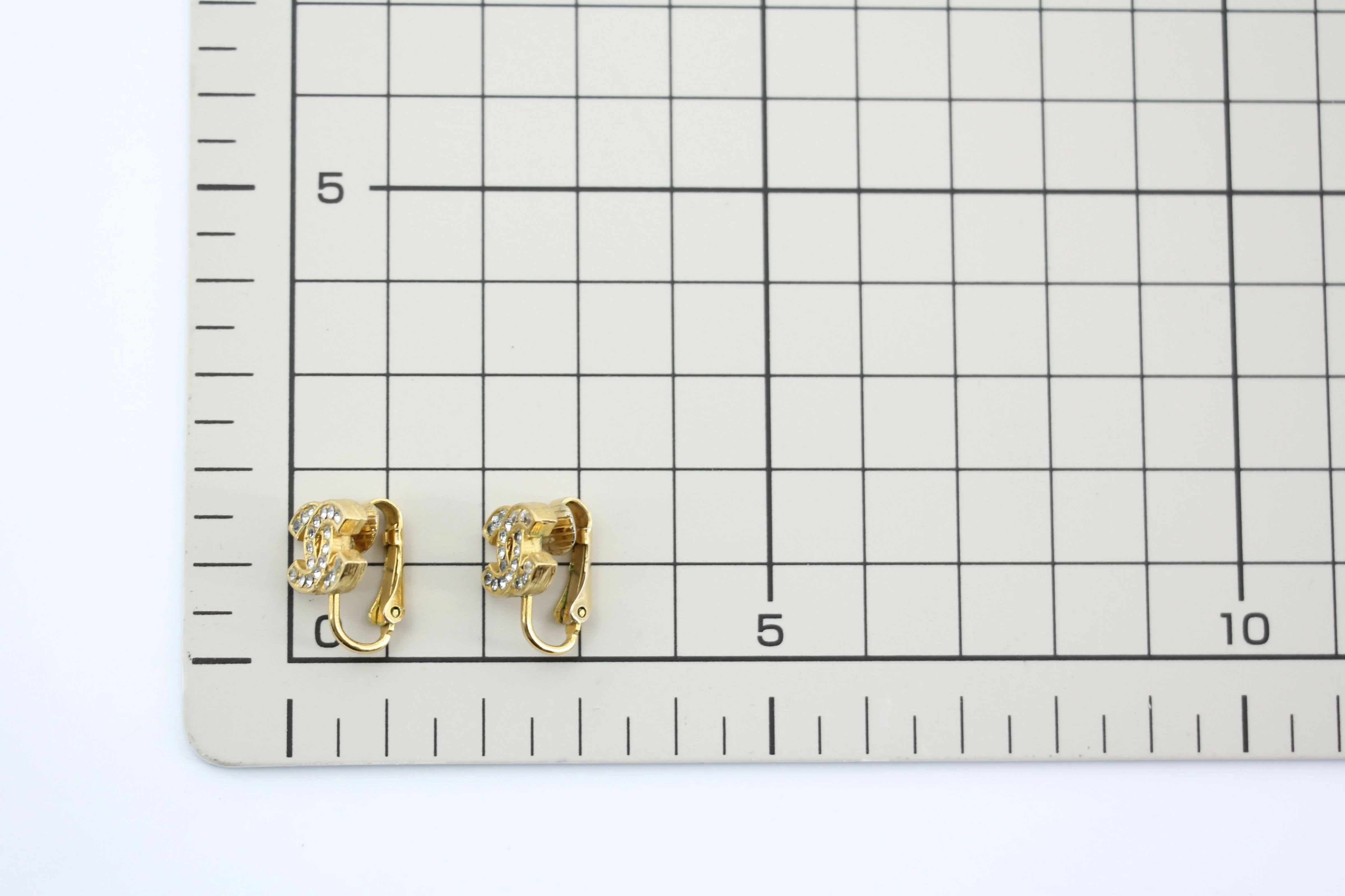Chanel Vintage 71-80 Rhinestone & Gold-Plated Large CC Clip-on Earrings - Image 9