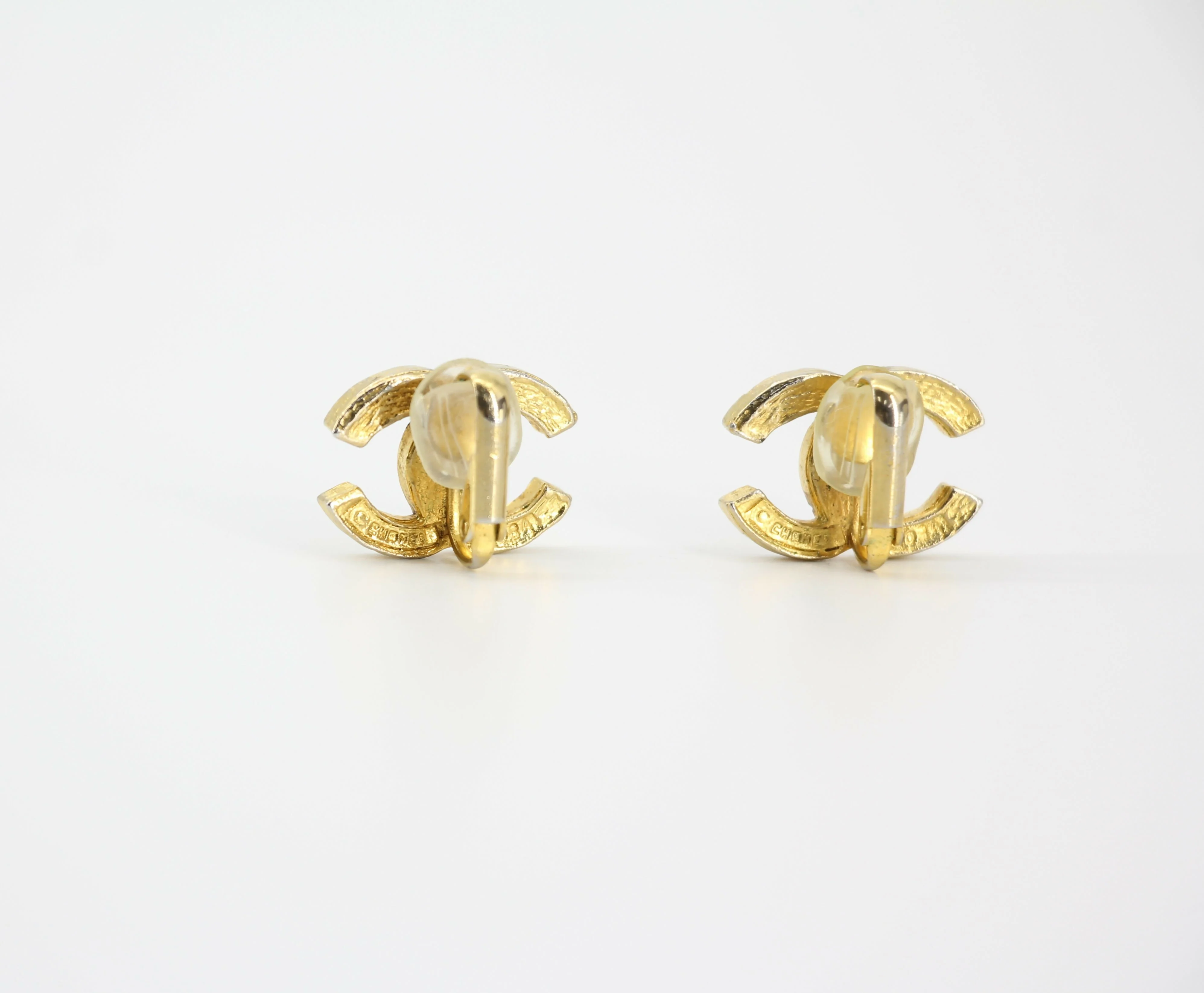 Chanel Vintage 71-80 Rhinestone & Gold-Plated Large CC Clip-on Earrings - Image 2