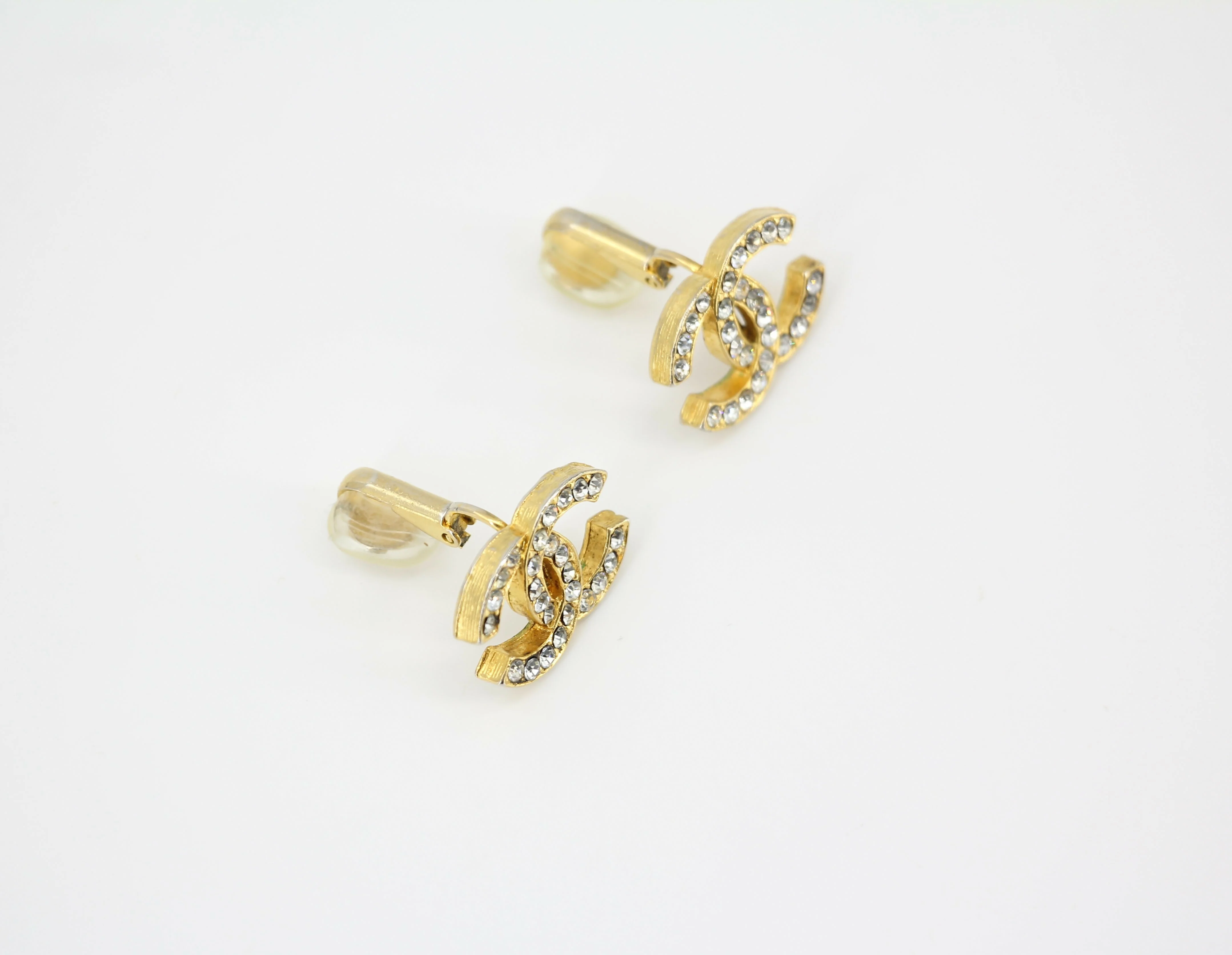 Chanel Vintage 71-80 Rhinestone & Gold-Plated Large CC Clip-on Earrings - Image 3