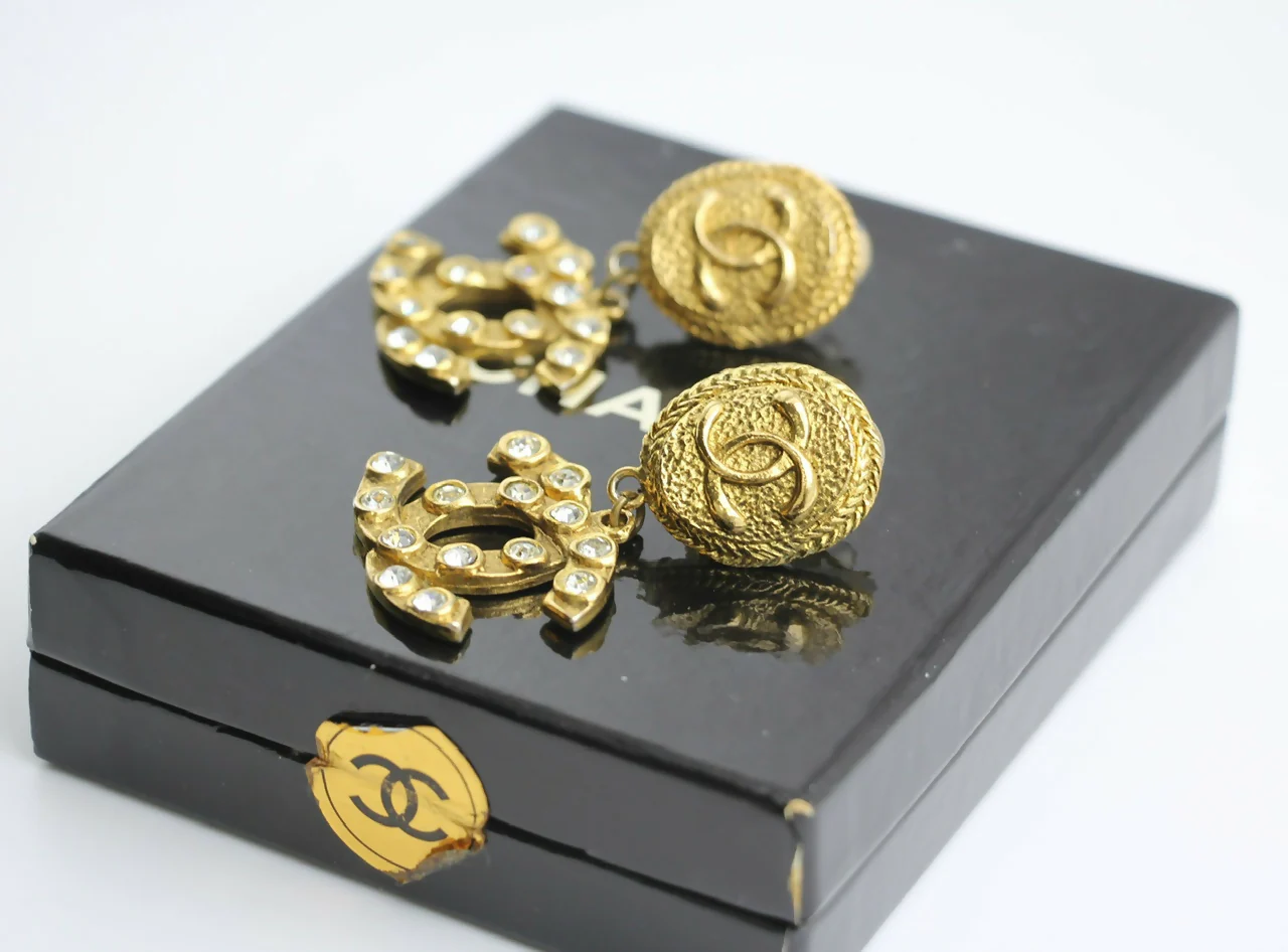 Chanel Vintage 71-80s Rhinestone & Gold-plated Round Relief Dangle Clip-on Earrings - Image 6