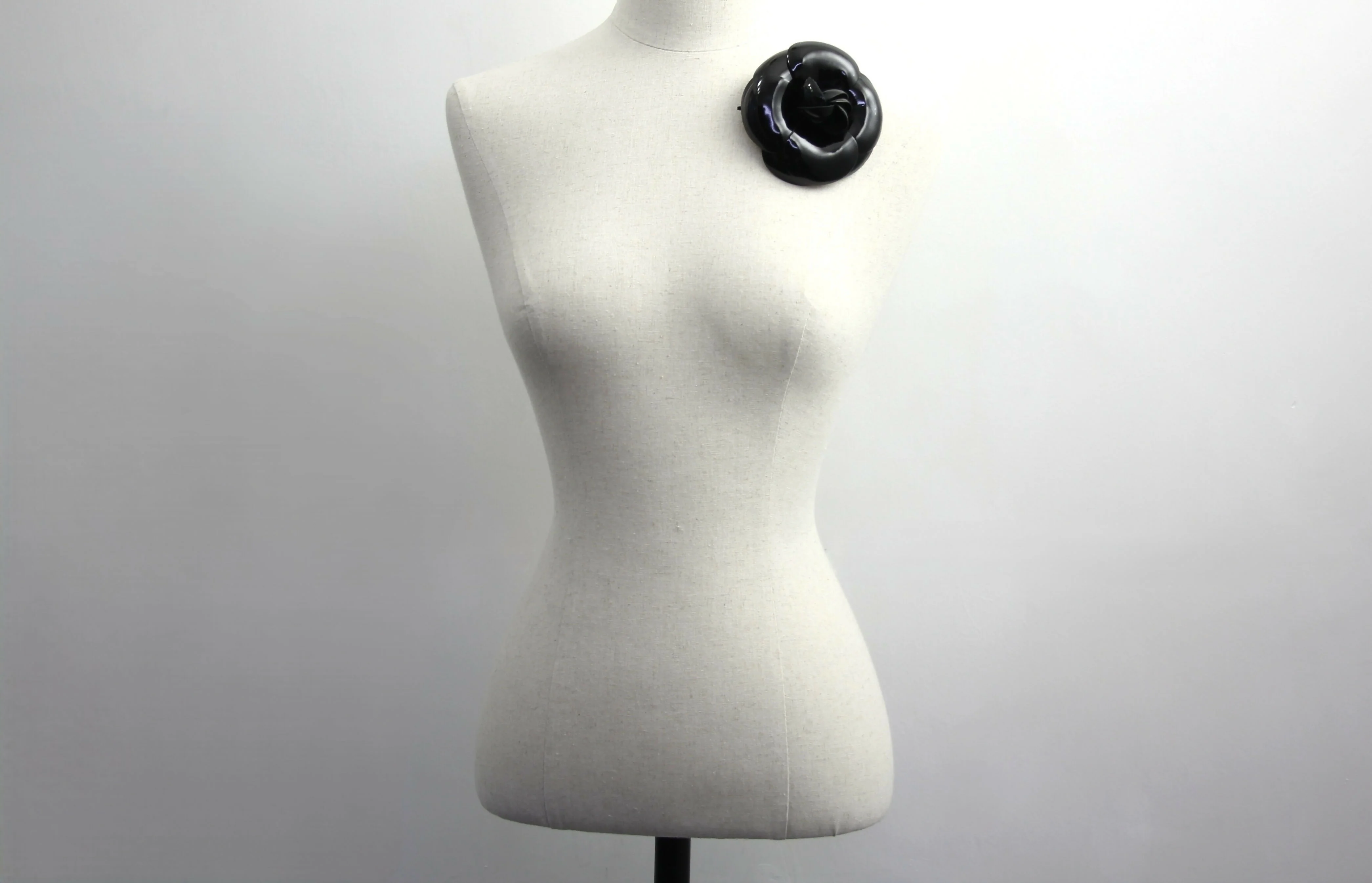 Chanel Vintage 81-85 Patent Leather Black Large Camellia Brooch - Image 2