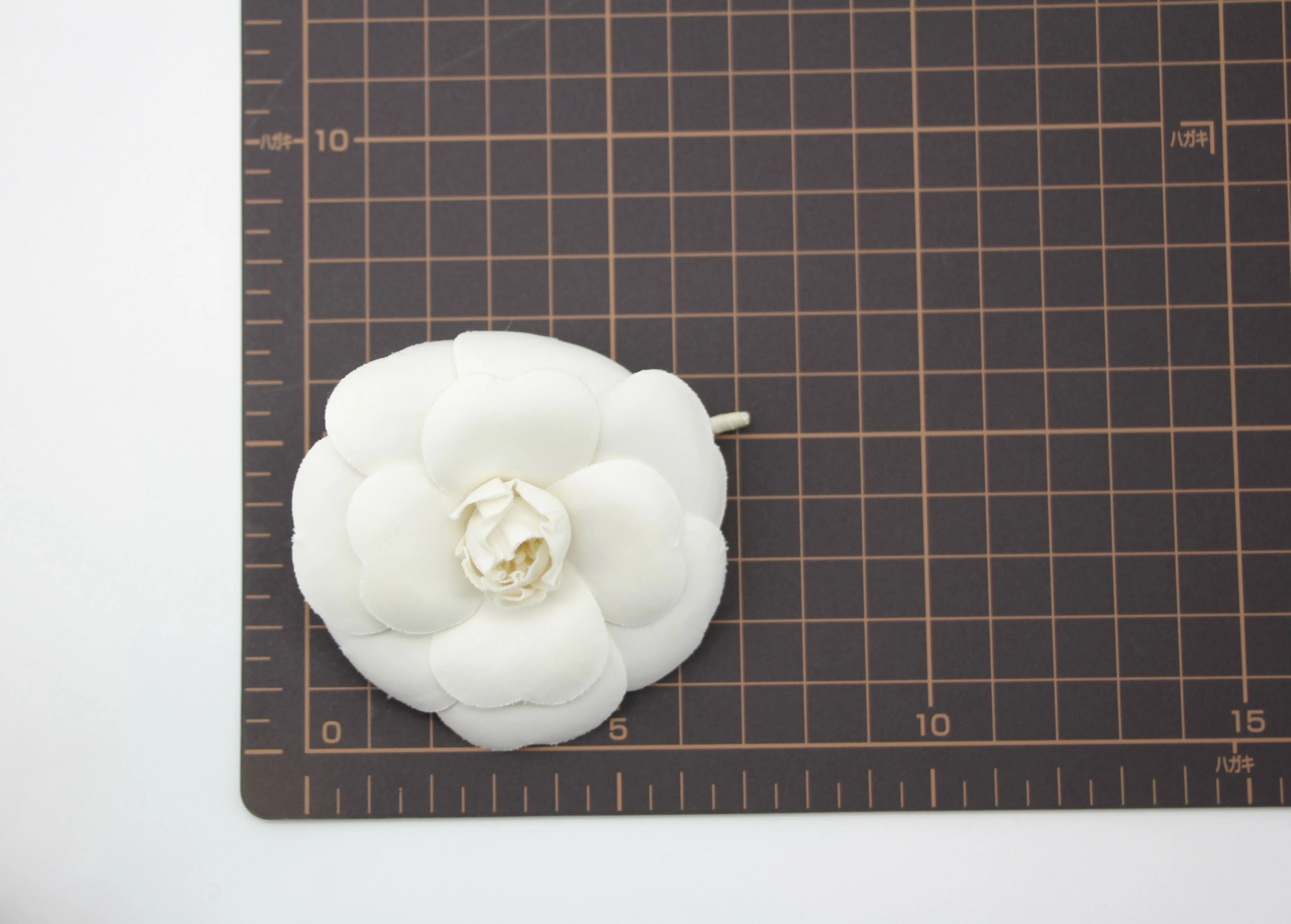 Chanel Vintage 81-85 Silk White Camellia Brooch - Image 11