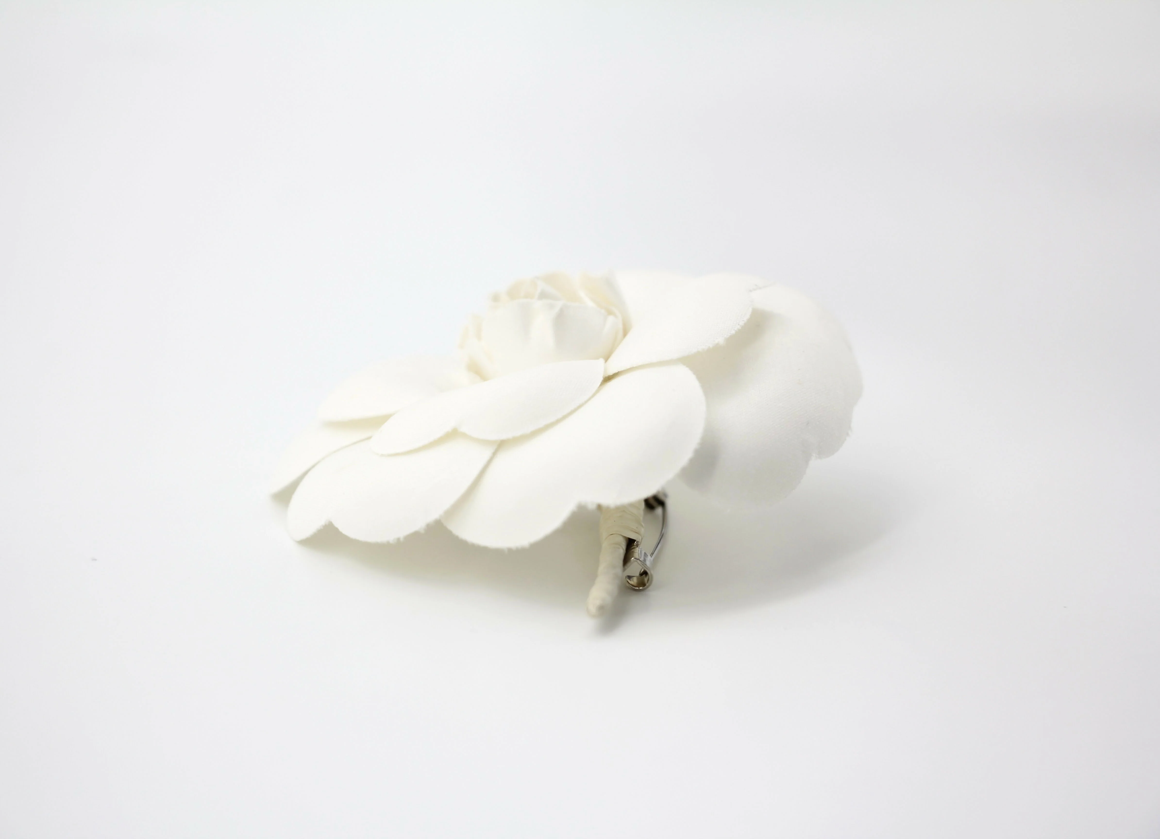 Chanel Vintage 81-85 Silk White Camellia Brooch - Image 5