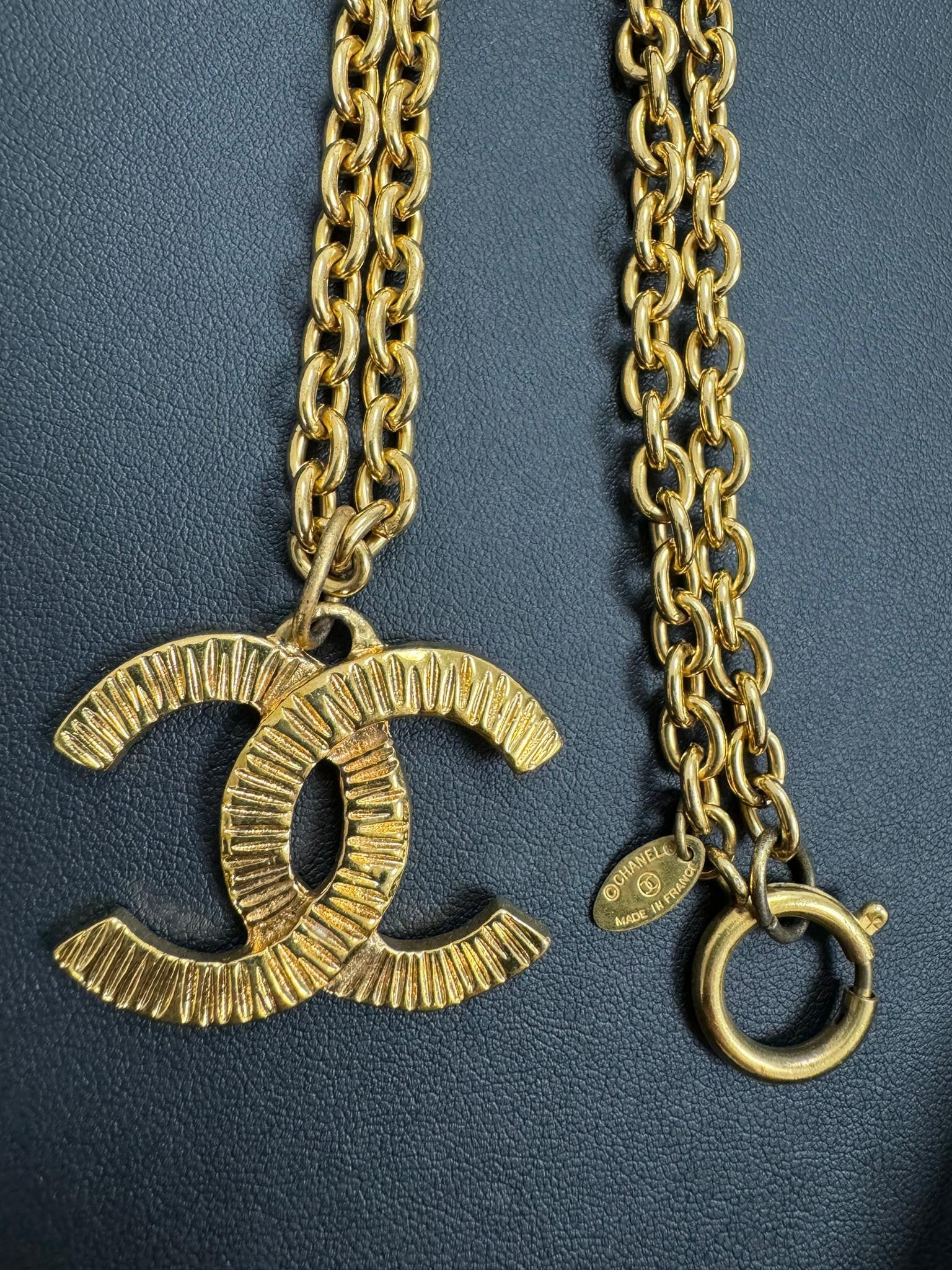 Chanel Vintage 81 85 Year Gold Plated Brushed Line Long Necklace - Image 12