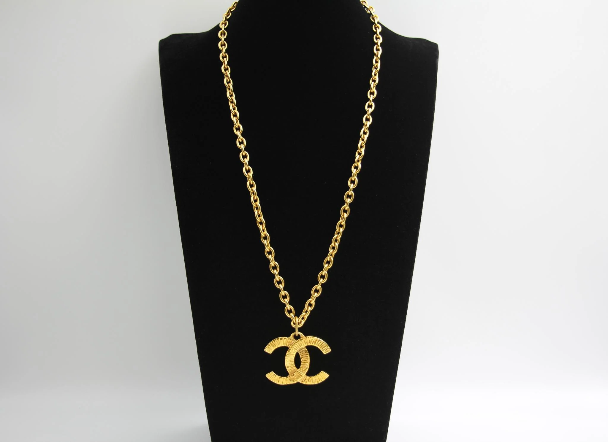 Chanel Vintage 81 85 Year Gold Plated Brushed Line Long Necklace - Image 3