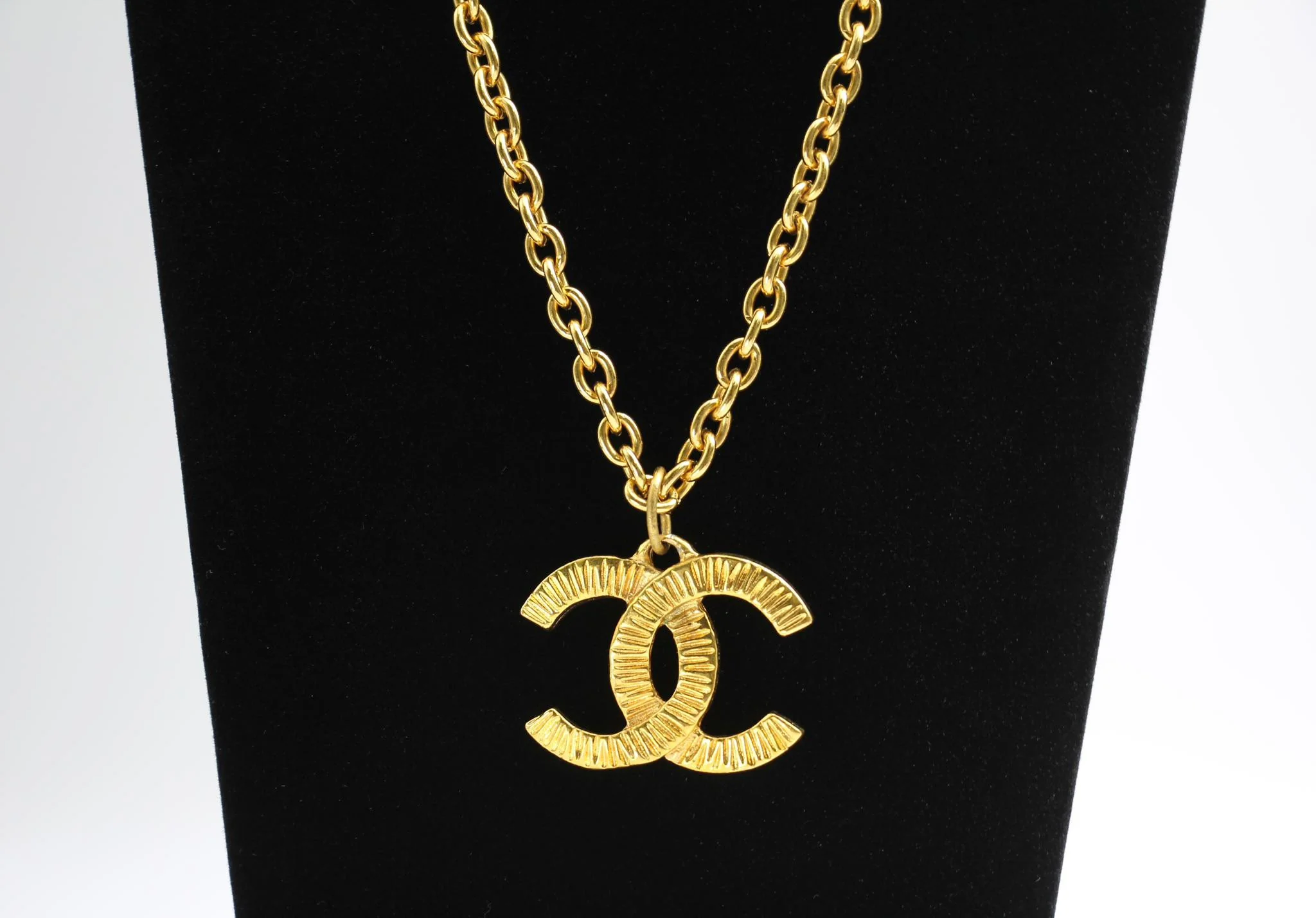 Chanel Vintage 81 85 Year Gold Plated Brushed Line Long Necklace - Image 4