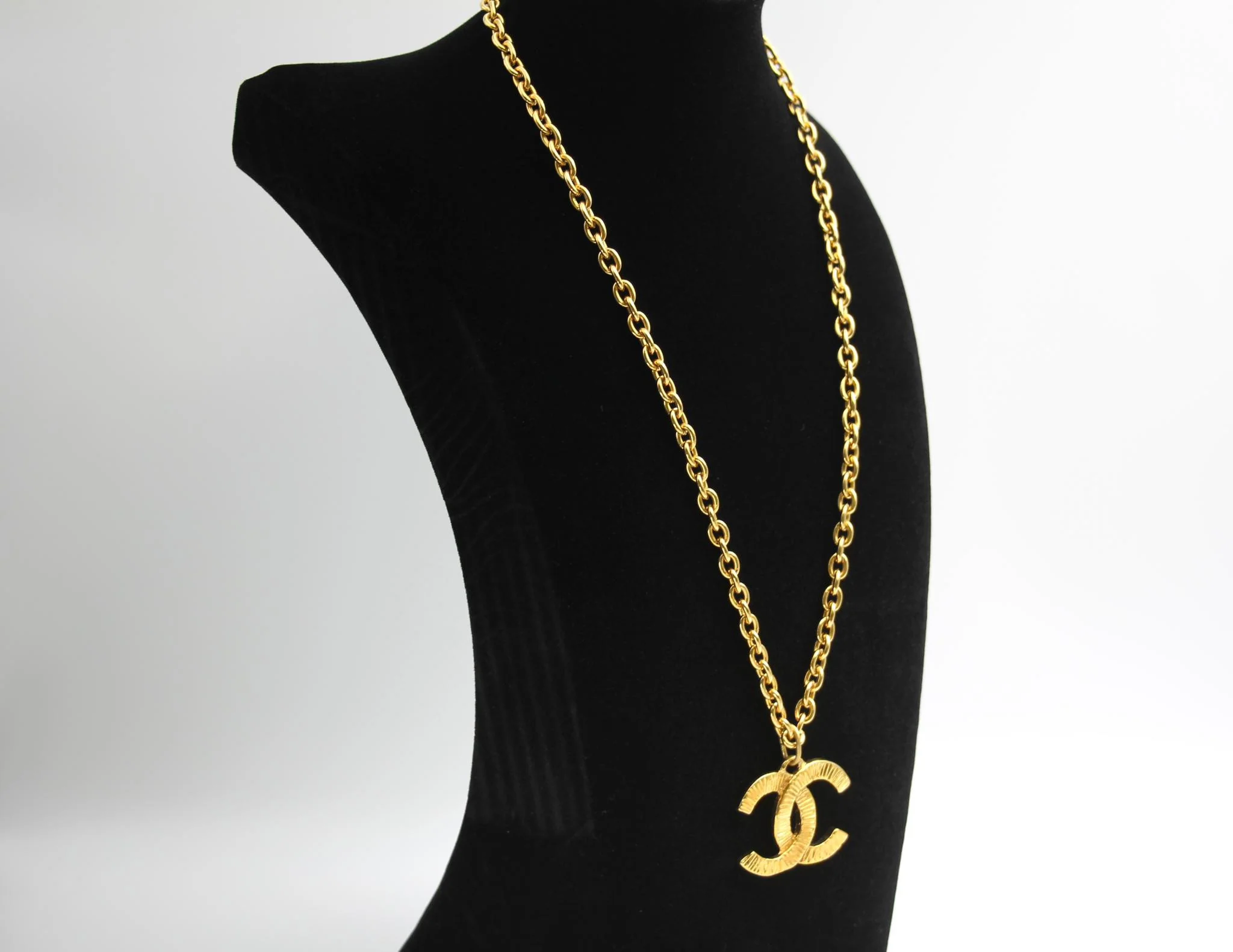 Chanel Vintage 81 85 Year Gold Plated Brushed Line Long Necklace - Image 5